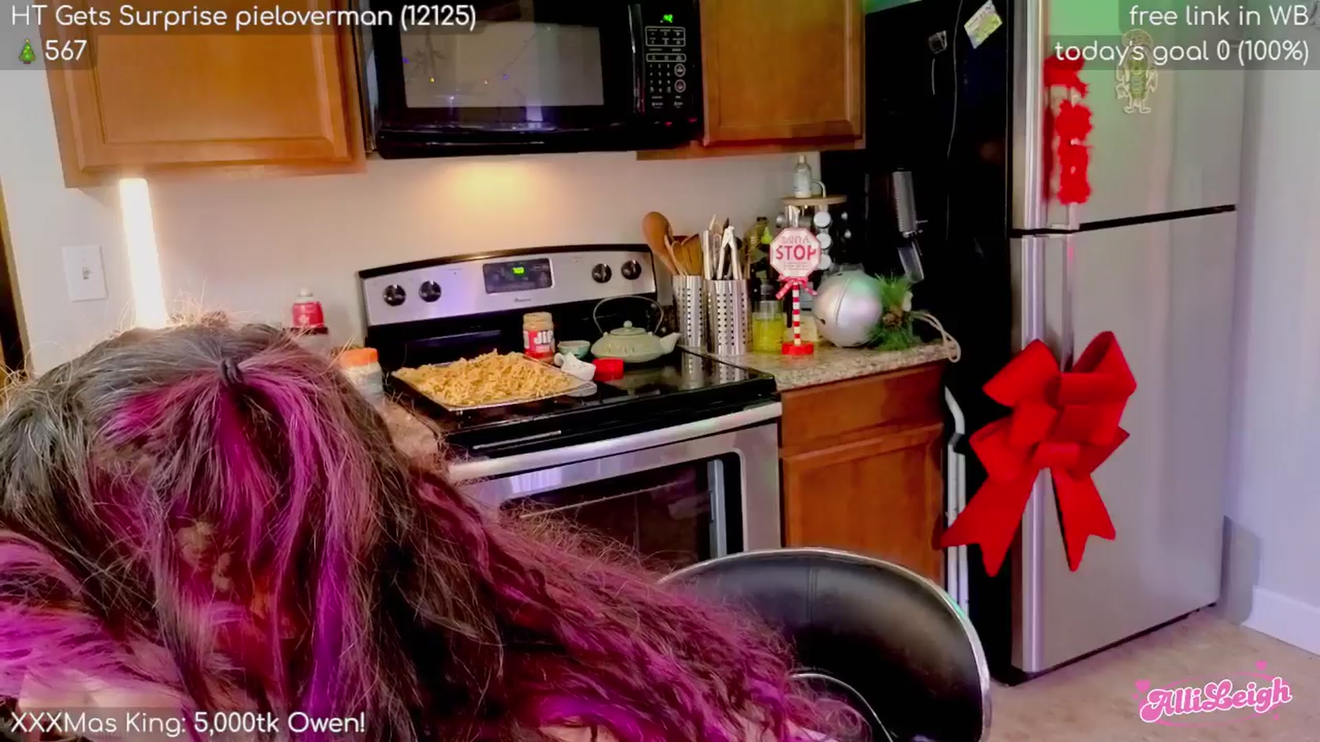 Gallery image thumbnail from alli_leigh's myfreecams stream on, 12/21/2025, 03:21 image 17 of 20