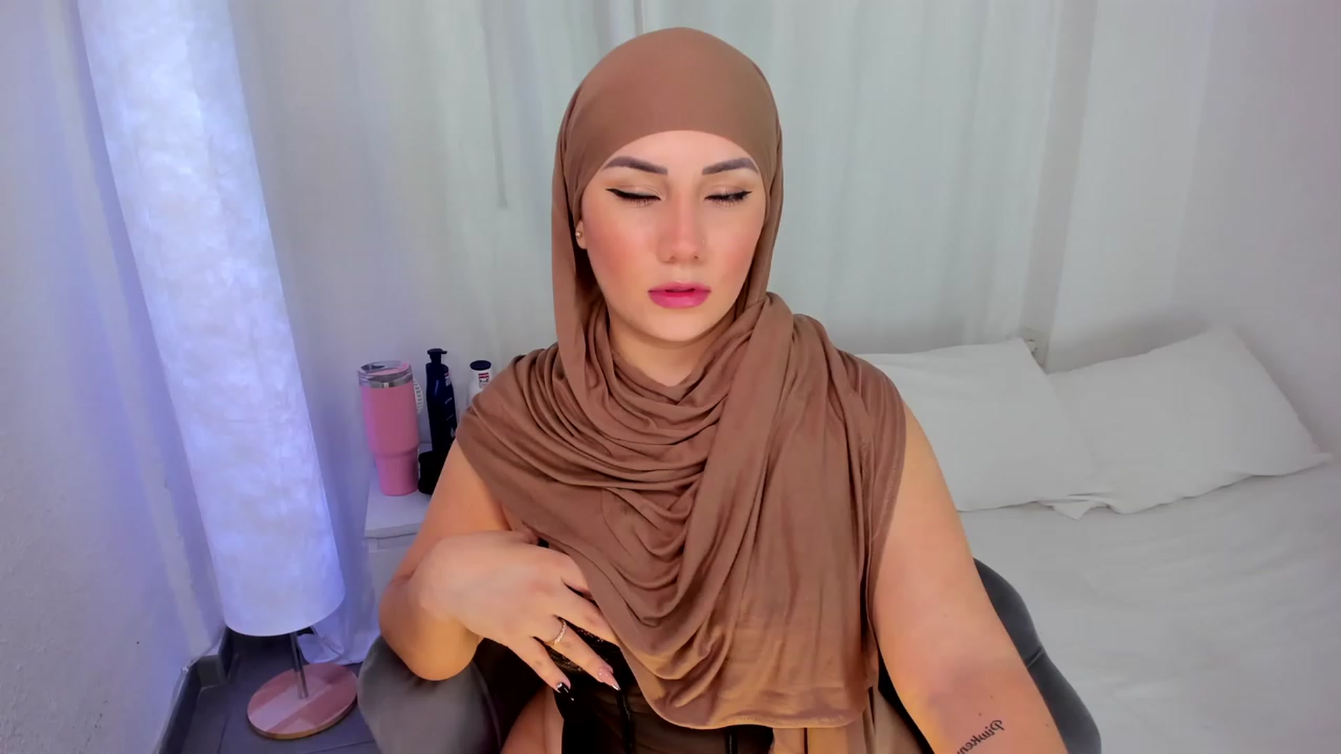 Gallery image thumbnail from ambarasad's myfreecams stream on, 11/24/2023, 16:42 image 11 of 20