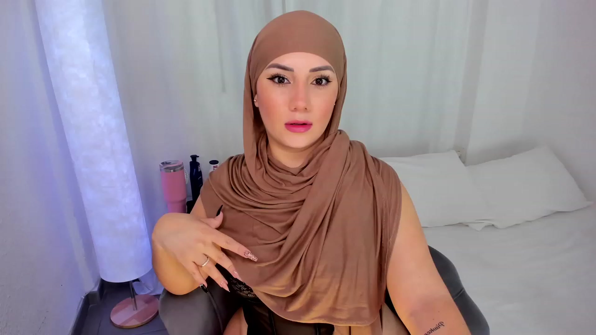 Gallery image thumbnail from ambarasad's myfreecams stream on, 11/24/2023, 16:42 image 13 of 20