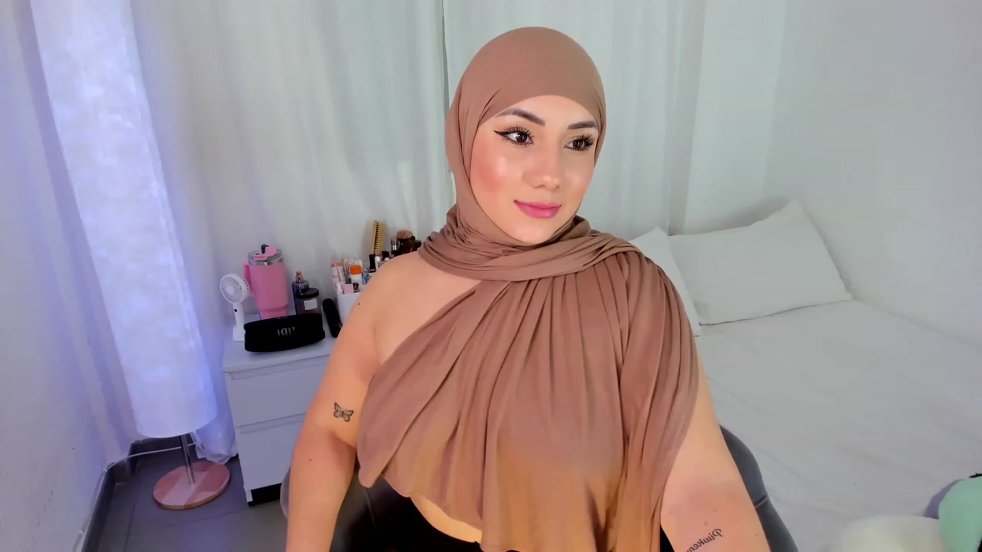 Gallery image thumbnail from ambarasad's myfreecams stream on, 11/28/2023, 16:43 image 16 of 20