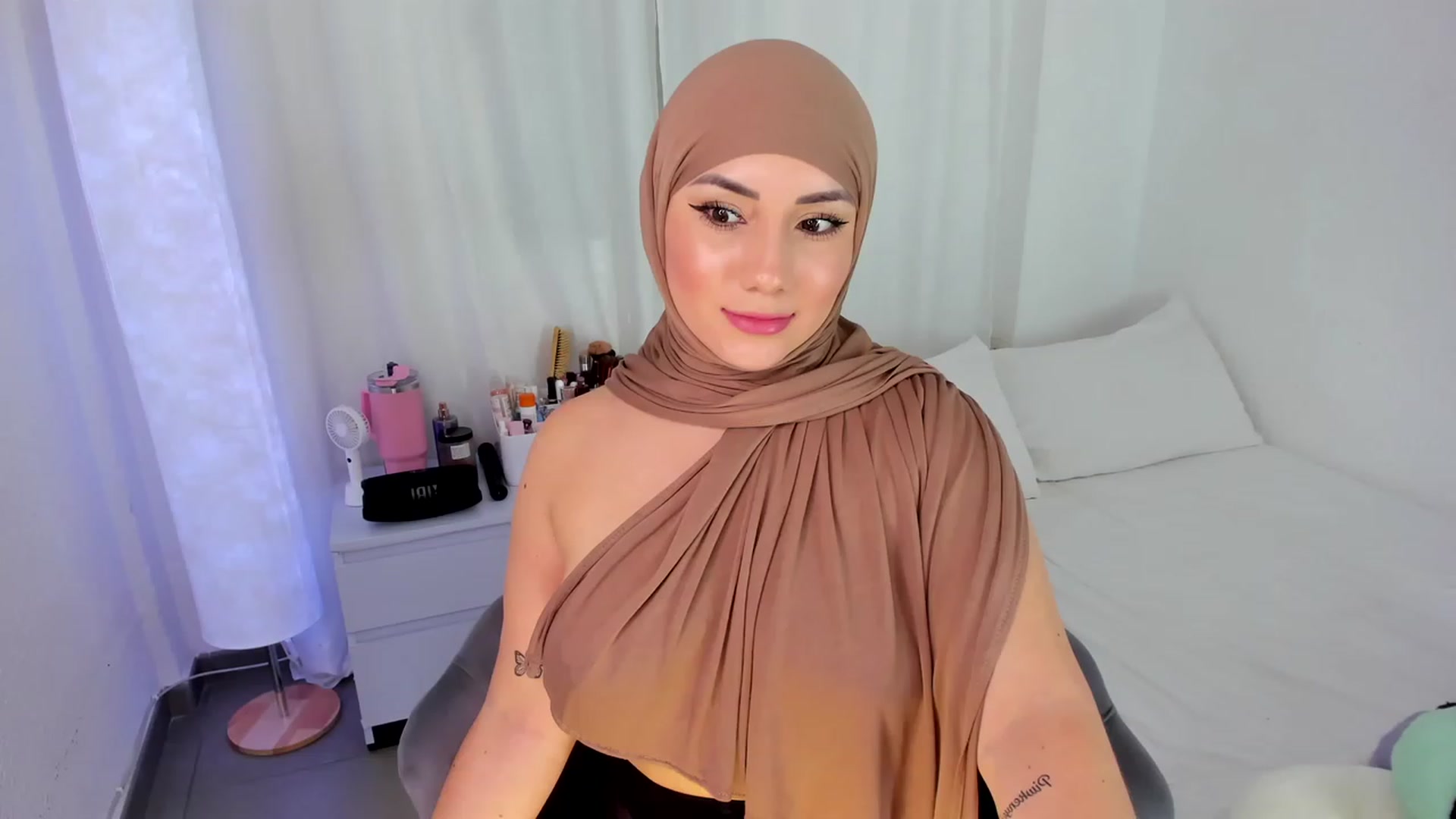 Gallery image thumbnail from ambarasad's myfreecams stream on, 11/28/2023, 16:43 image 17 of 20