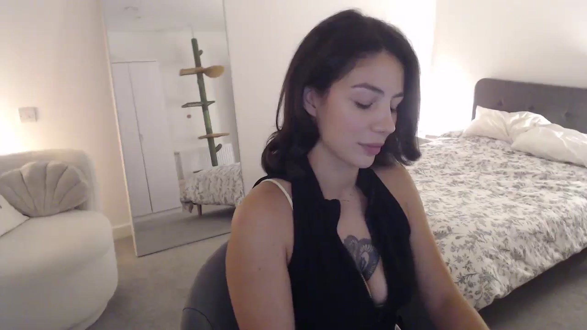 Gallery image thumbnail from anacardi's myfreecams stream on, 09/15/2024, 21:15 image 10 of 20