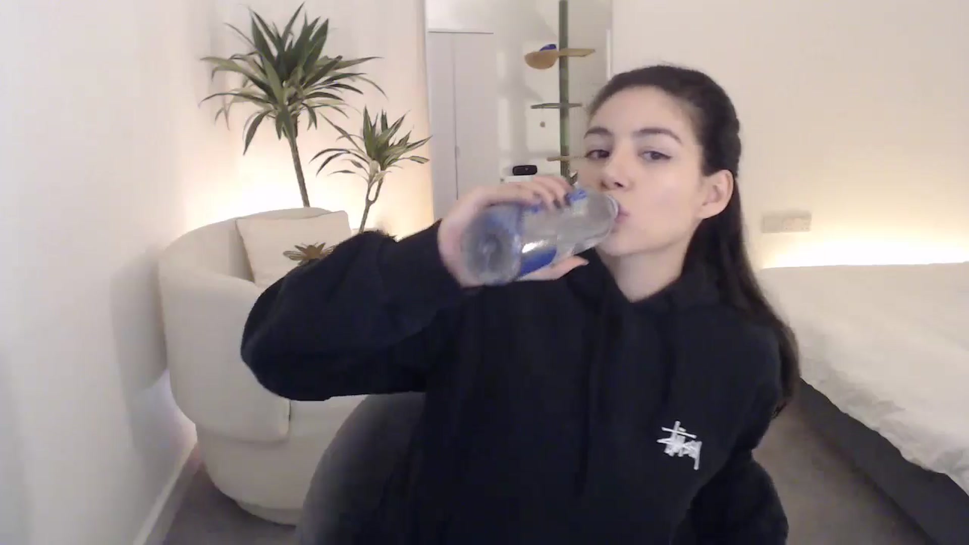 Gallery image thumbnail from anacardi's myfreecams stream on, 11/08/2024, 23:51 image 3 of 20