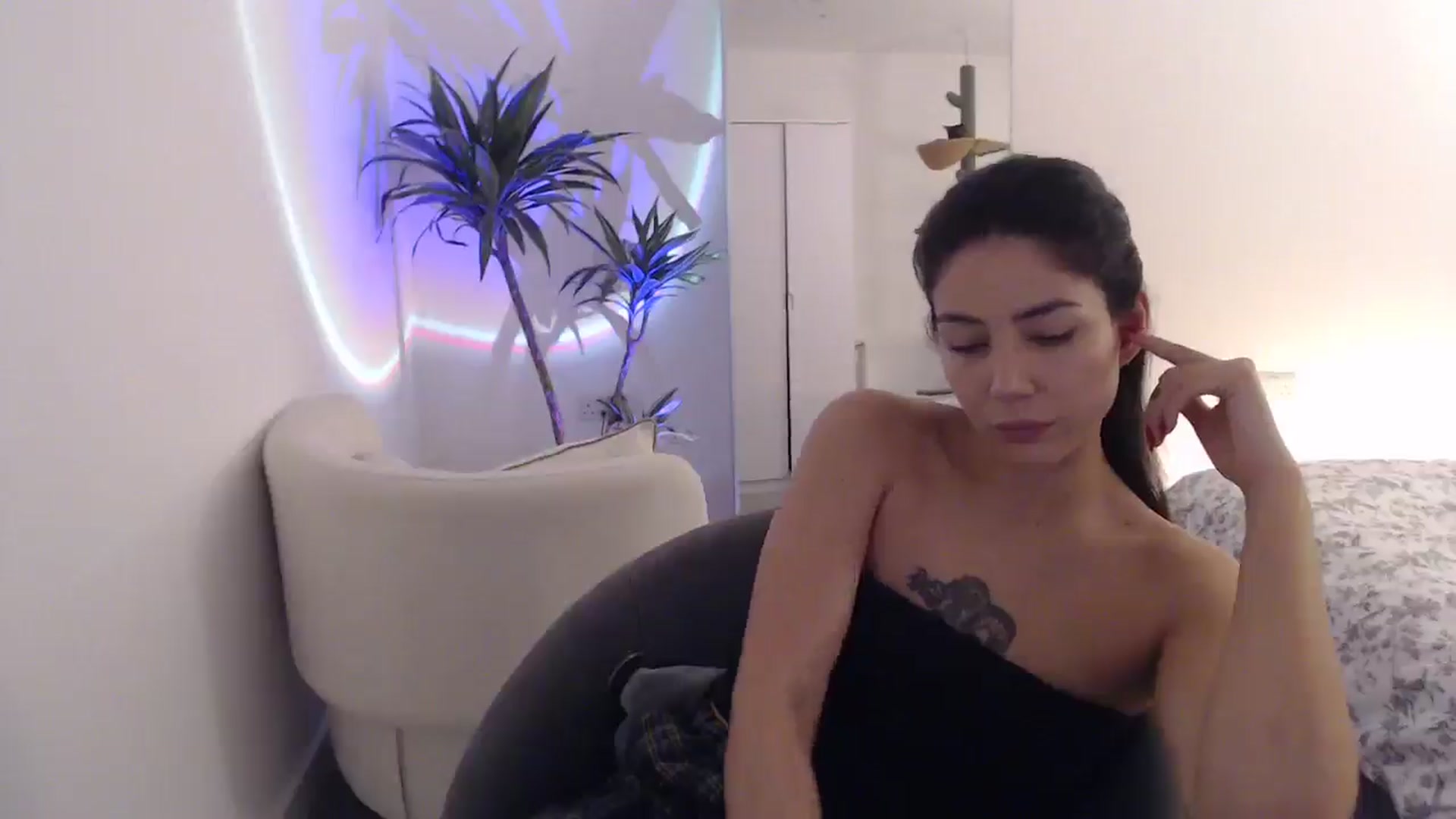 Gallery image thumbnail from anacardi's myfreecams stream on, 12/16/2024, 23:12 image 7 of 20