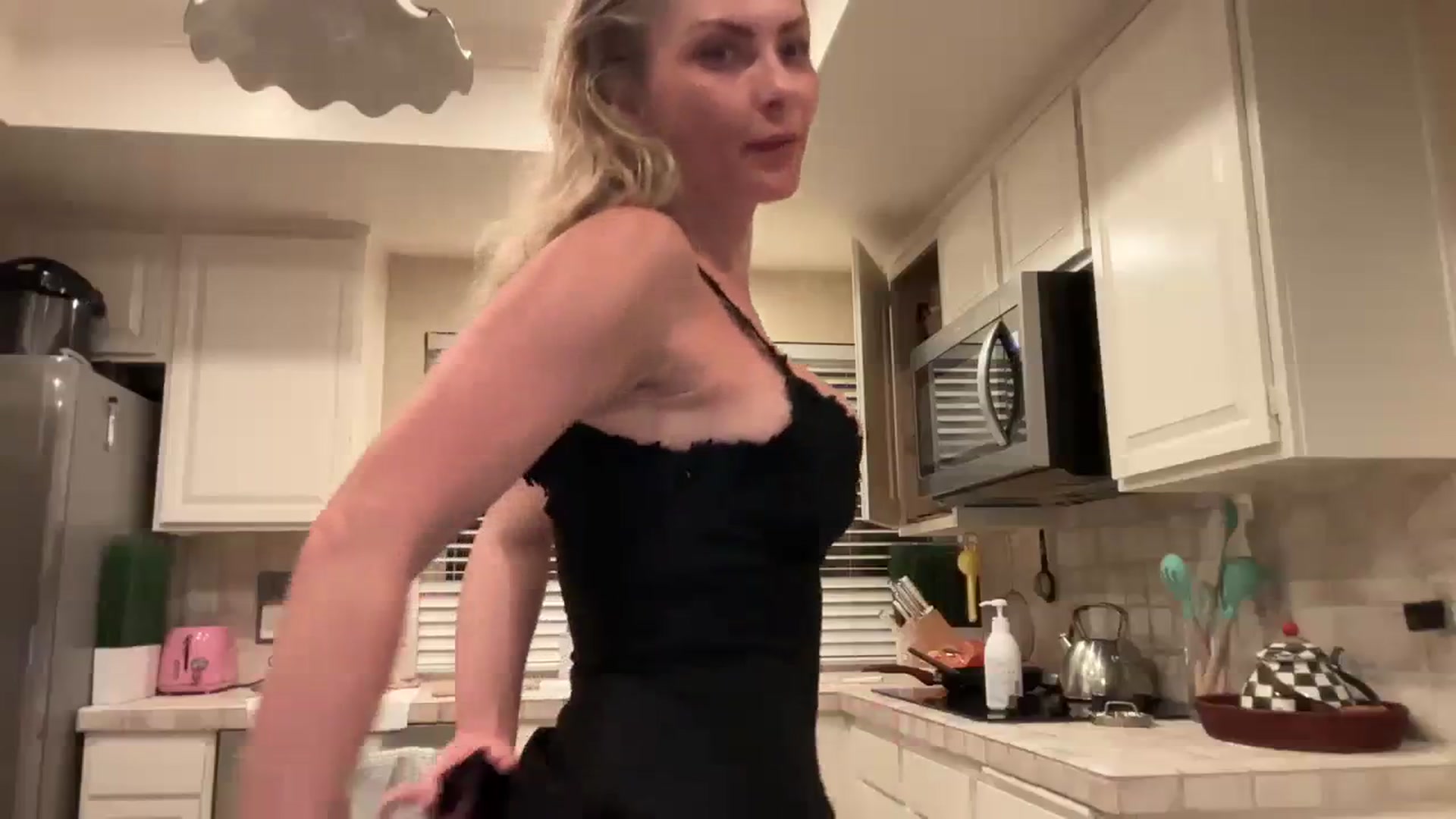 Gallery image thumbnail from anadelafleur's myfreecams stream on, 04/11/2024, 07:44 image 10 of 20