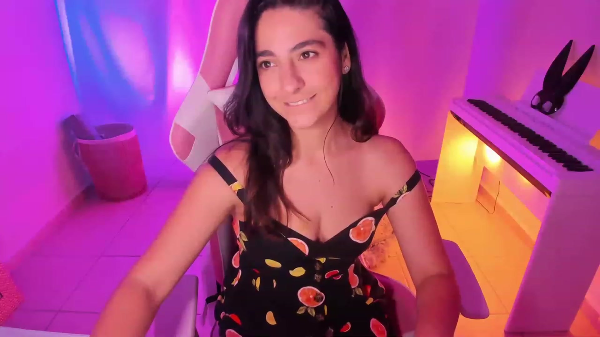Gallery image thumbnail from anarossanna's myfreecams stream on, 04/19/2023, 03:18 image 12 of 20