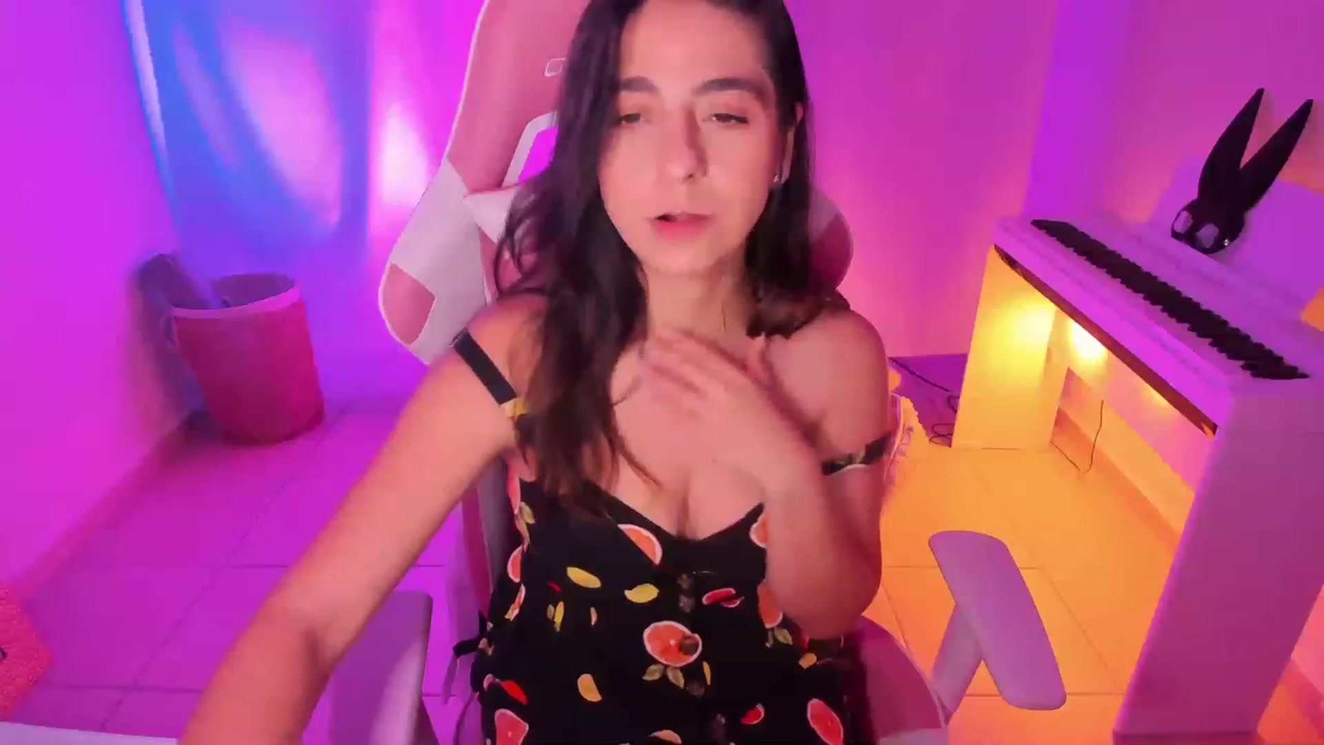 Gallery image thumbnail from anarossanna's myfreecams stream on, 04/19/2023, 03:18 image 15 of 20