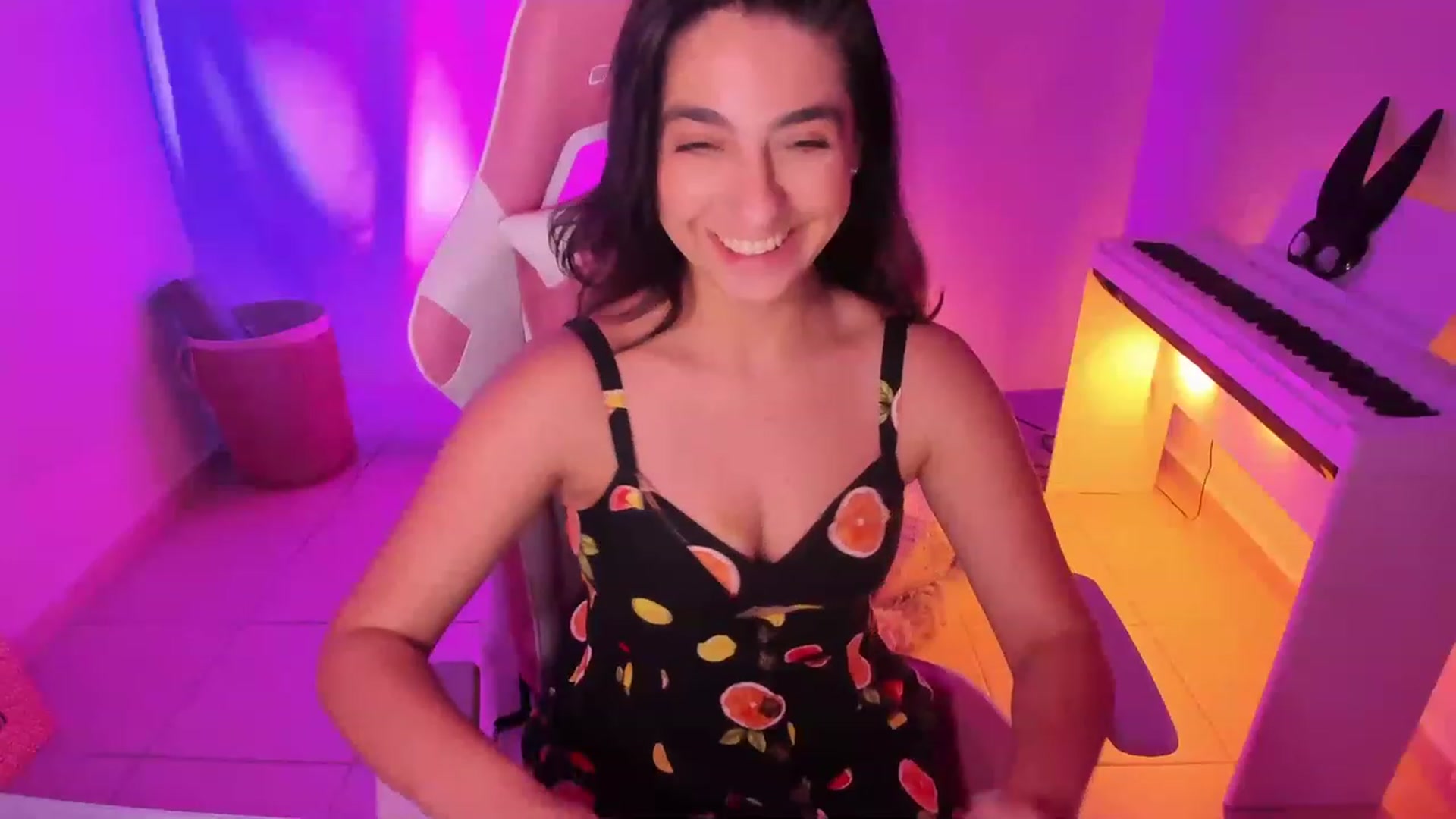 Gallery image thumbnail from anarossanna's myfreecams stream on, 04/19/2023, 03:18 image 6 of 20
