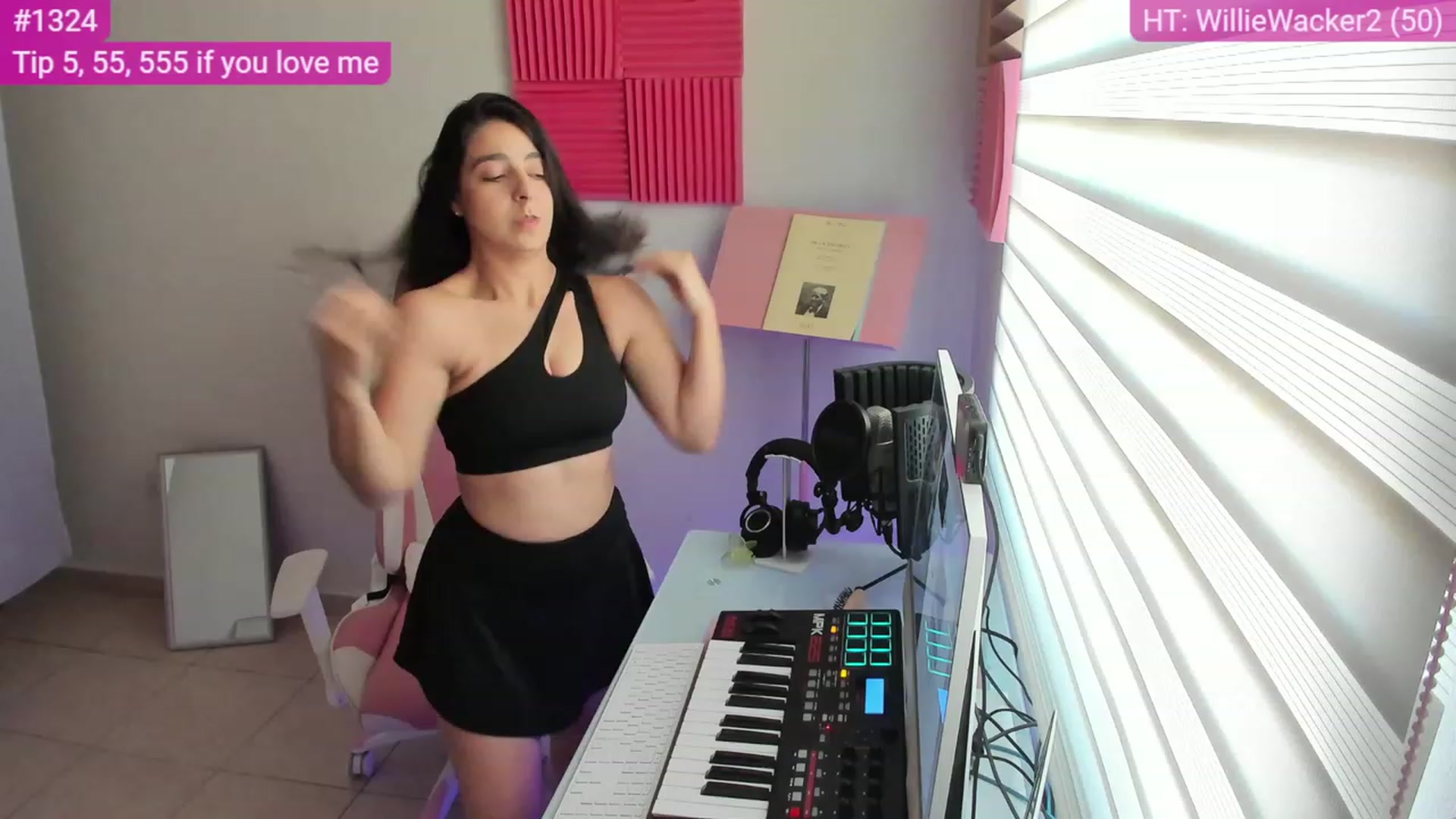 Gallery image thumbnail from anarossanna's myfreecams stream on, 08/03/2023, 18:36 image 10 of 20
