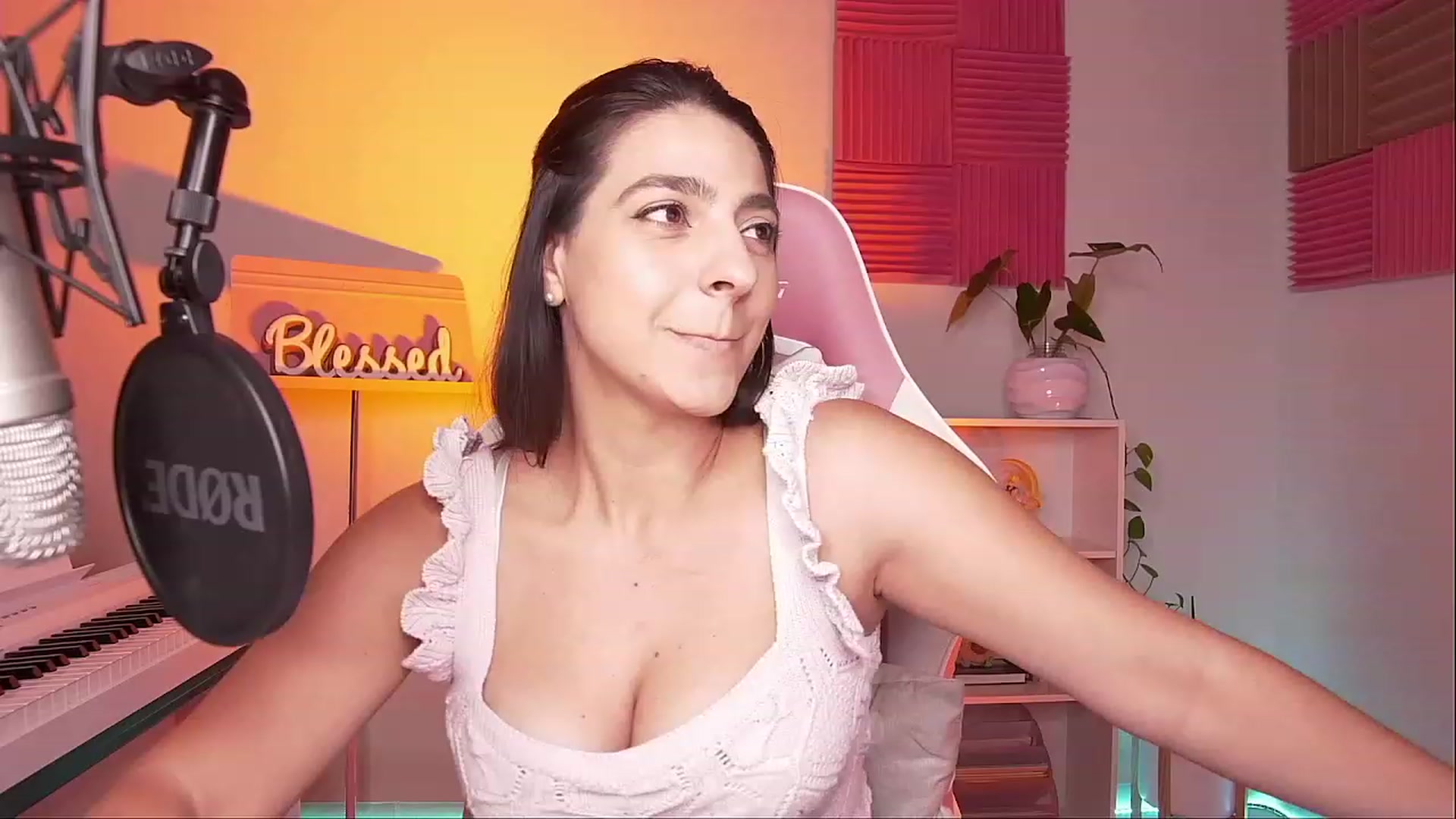 Gallery image thumbnail from anarossanna's myfreecams stream on, 08/09/2023, 03:21 image 9 of 20