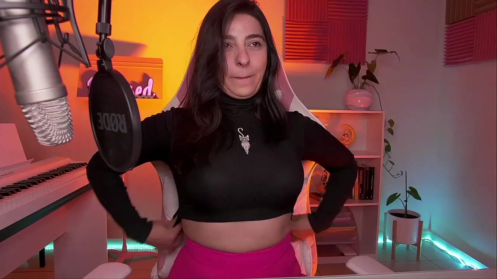 Gallery image thumbnail from anarossanna's myfreecams stream on, 08/10/2023, 03:47 image 16 of 20