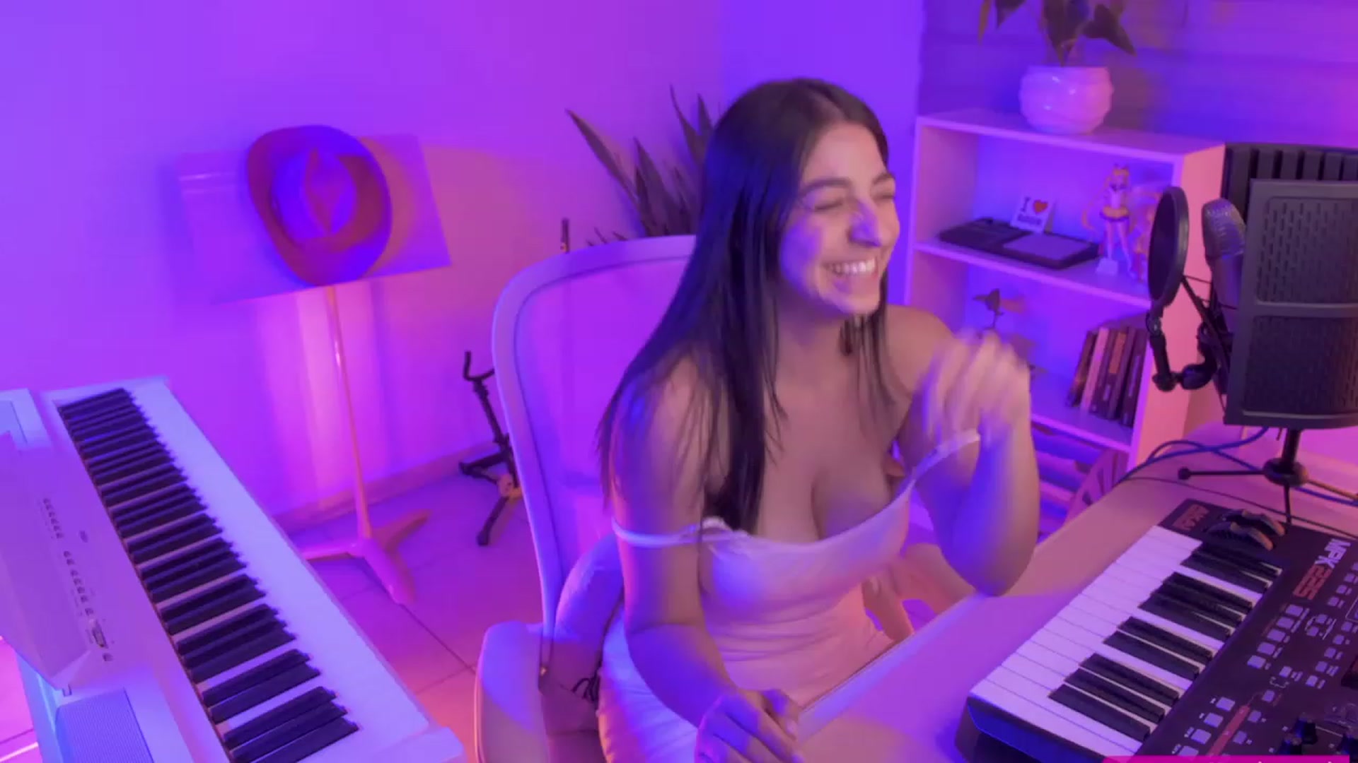 Gallery image thumbnail from anarossanna's myfreecams stream on, 09/21/2023, 03:09 image 20 of 20