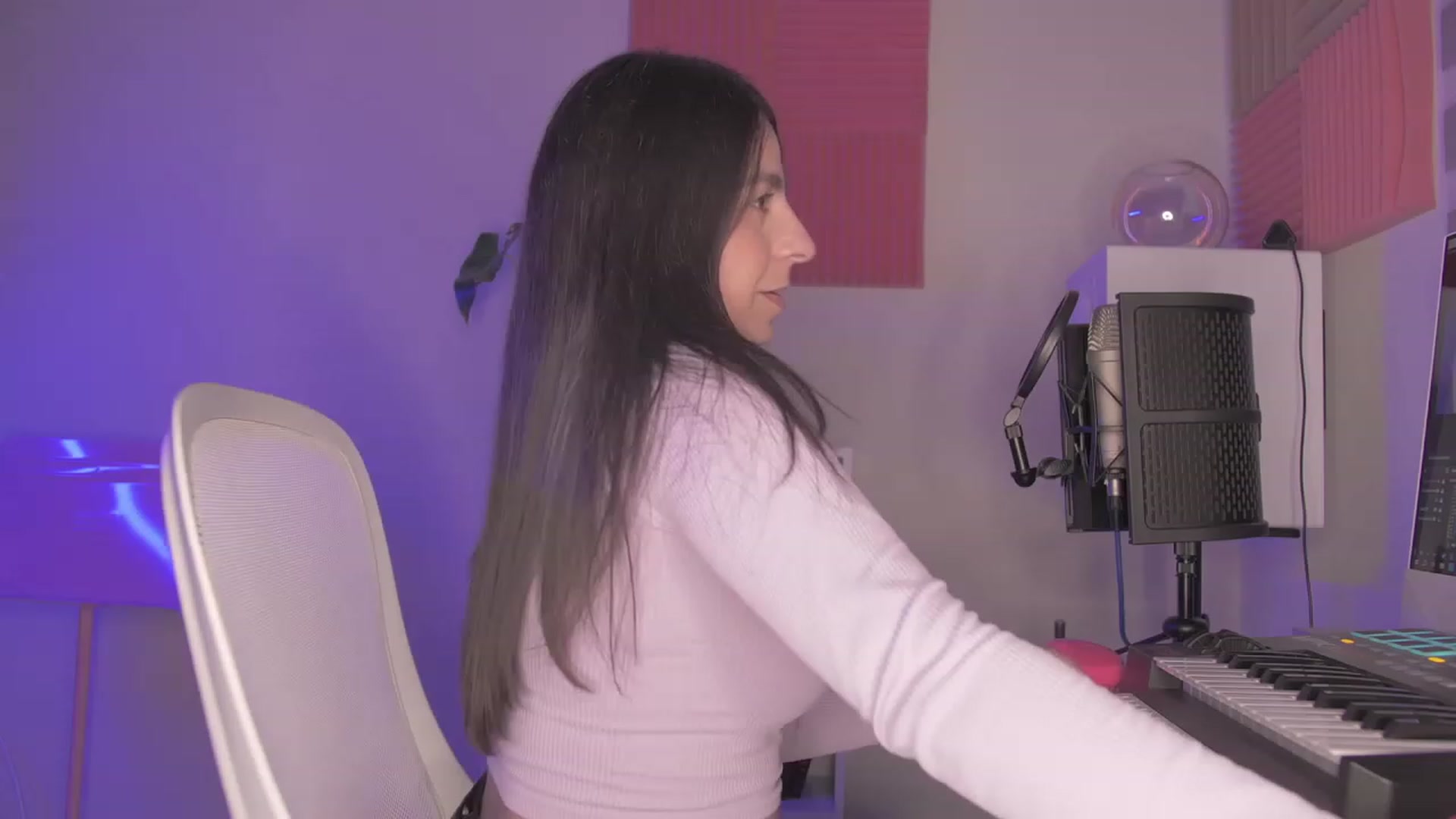 Gallery image thumbnail from anarossanna's myfreecams stream on, 12/10/2023, 06:13 image 6 of 20