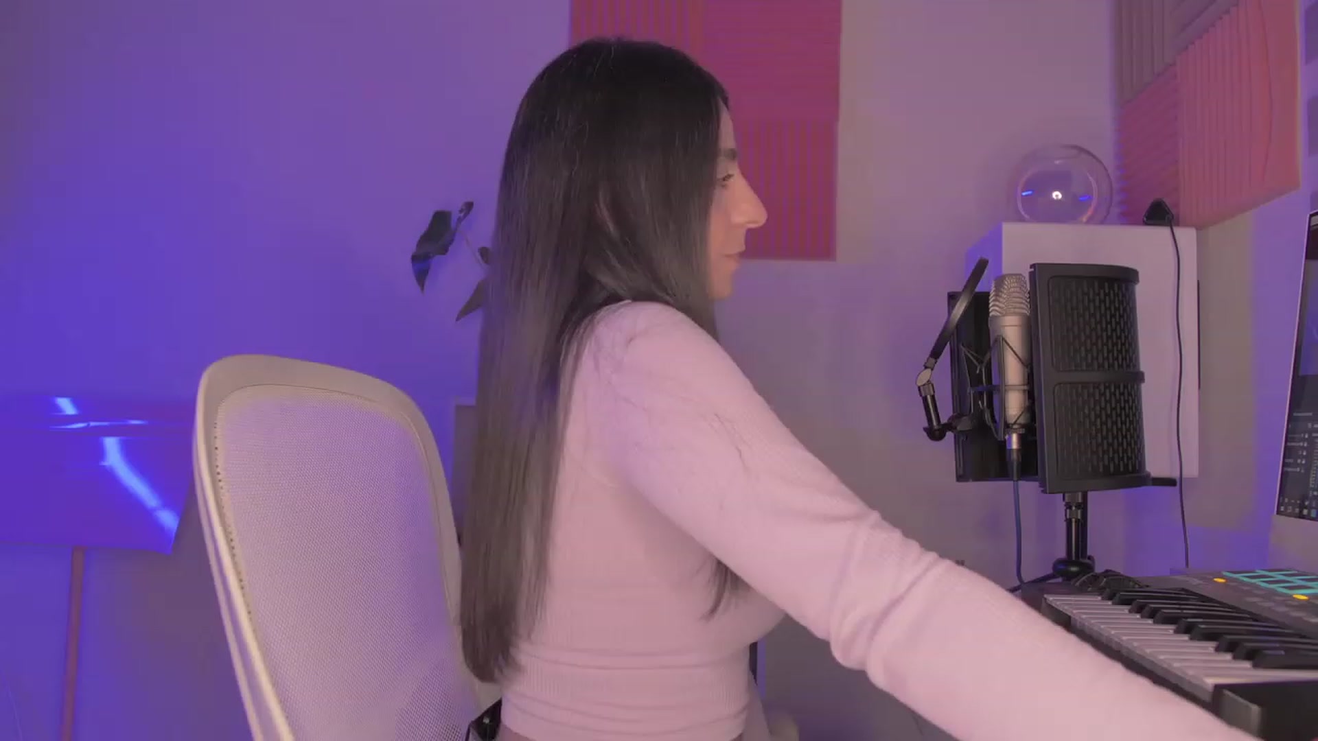 Gallery image thumbnail from anarossanna's myfreecams stream on, 12/10/2023, 06:13 image 3 of 20