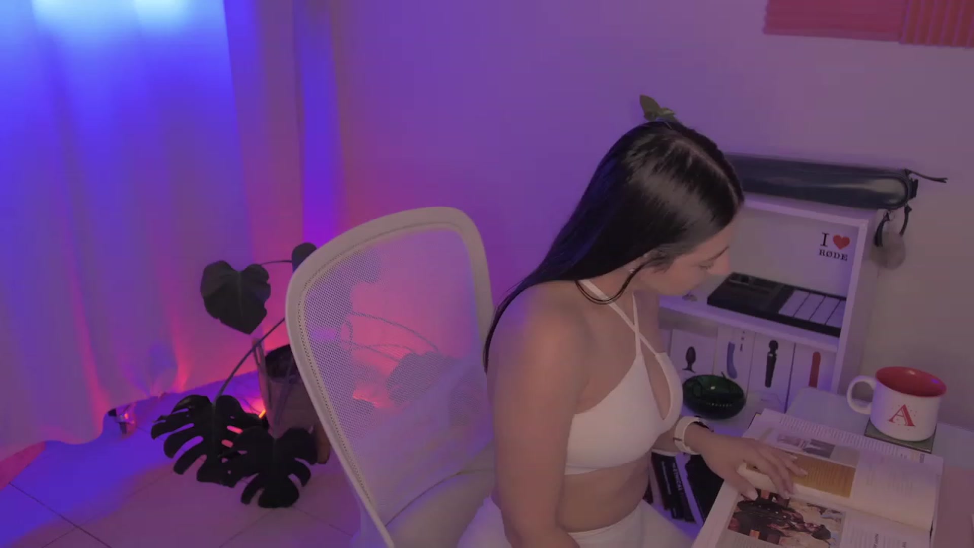 Gallery image thumbnail from anarossanna's myfreecams stream on, 02/14/2024, 04:24 image 6 of 20