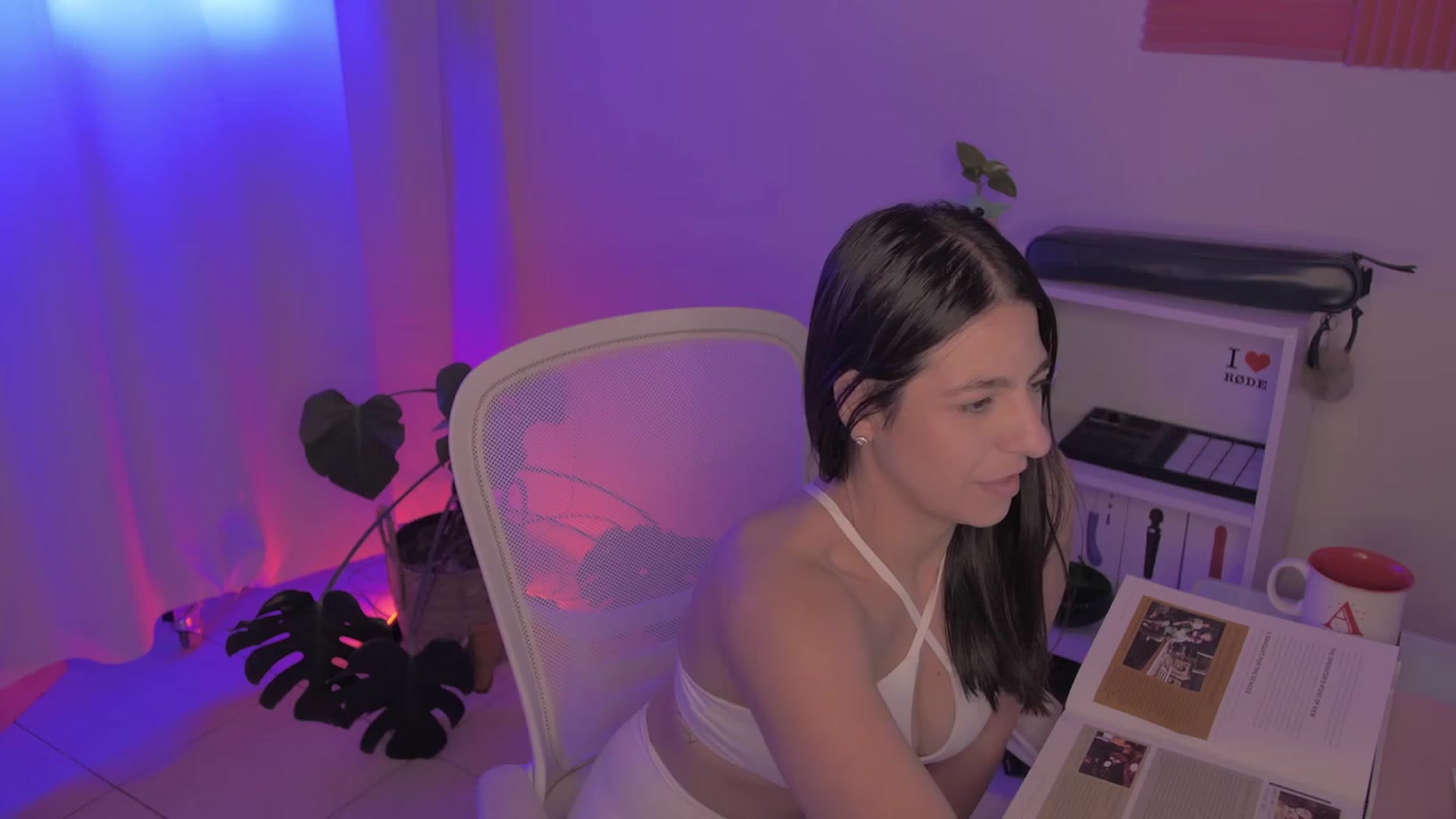 Gallery image thumbnail from anarossanna's myfreecams stream on, 02/14/2024, 04:24 image 4 of 20