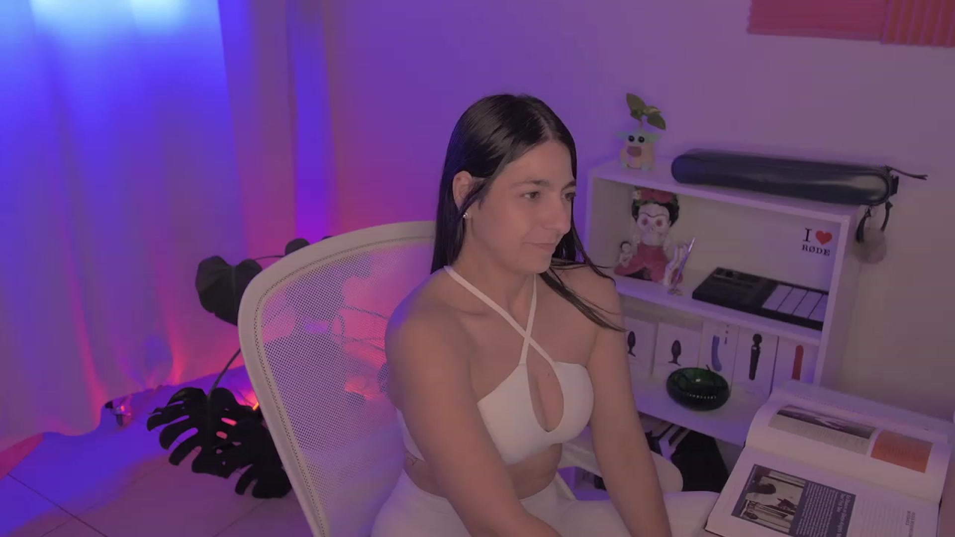 Gallery image thumbnail from anarossanna's myfreecams stream on, 02/14/2024, 05:28 image 3 of 20