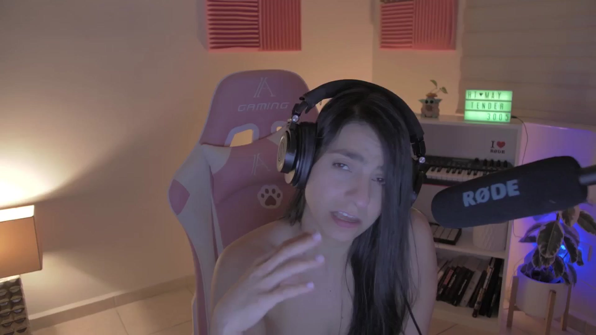 Gallery image thumbnail from anarossanna's myfreecams stream on, 05/30/2024, 03:40 image 13 of 20