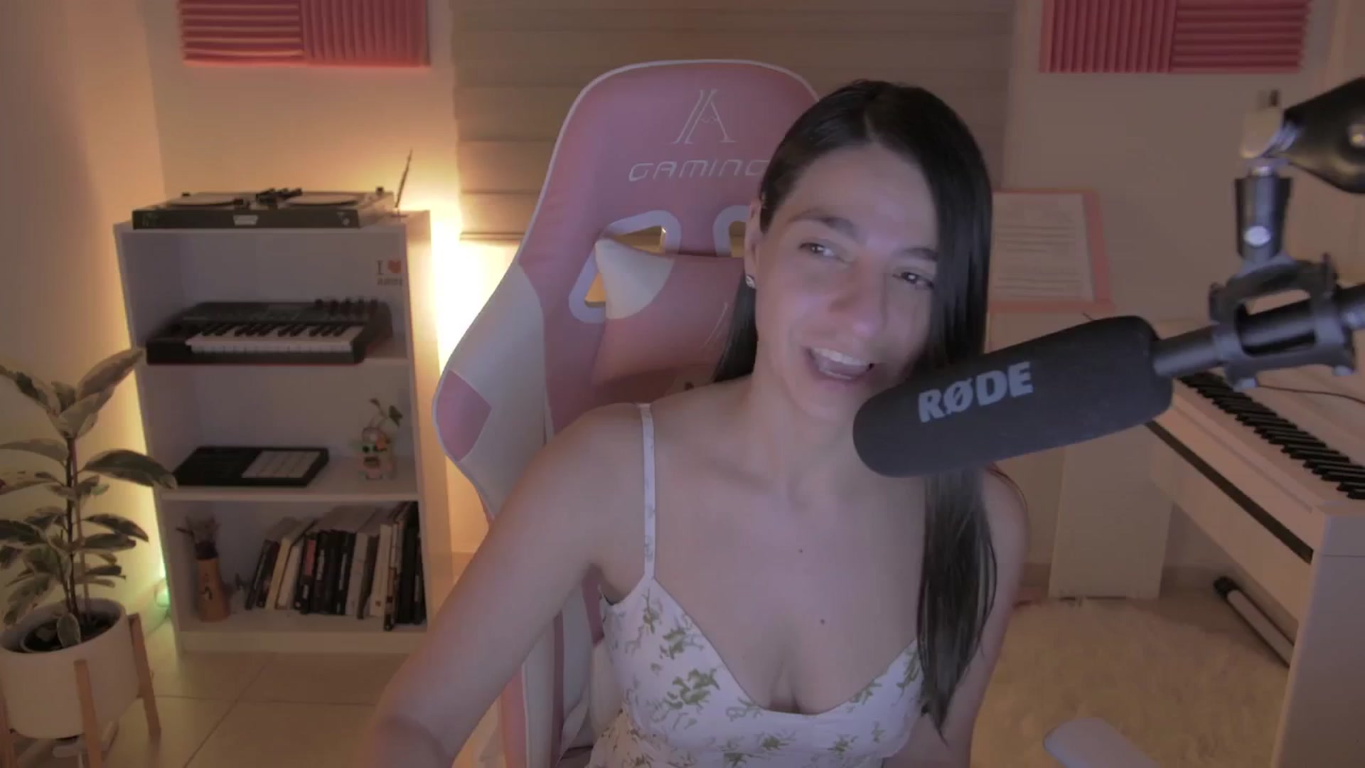 Gallery image thumbnail from anarossanna's myfreecams stream on, 06/09/2024, 03:10 image 10 of 20
