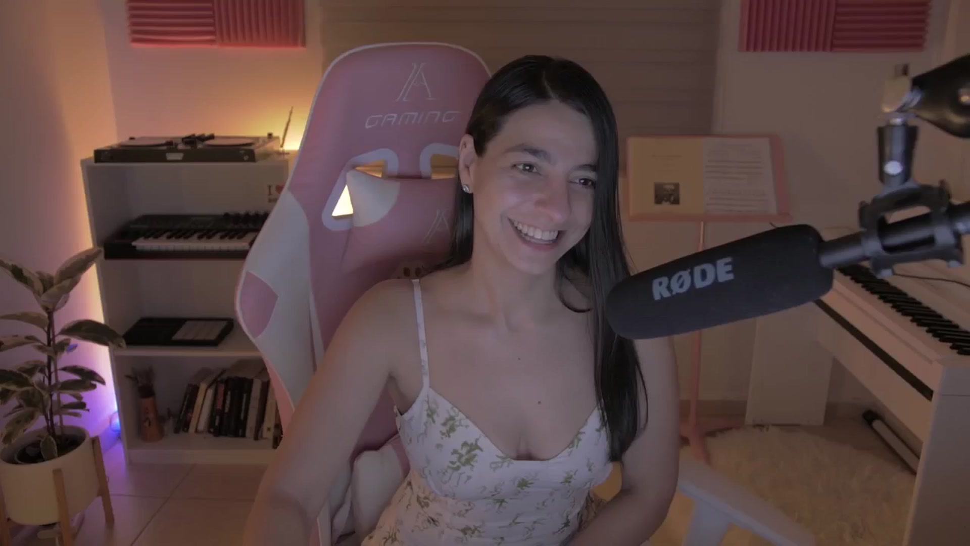 Gallery image thumbnail from anarossanna's myfreecams stream on, 06/09/2024, 03:10 image 4 of 20
