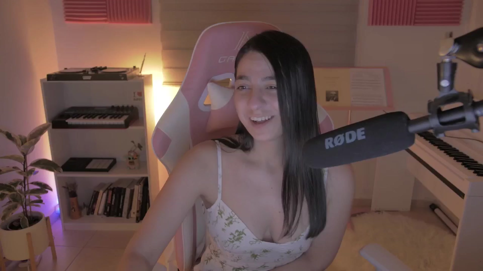 Gallery image thumbnail from anarossanna's myfreecams stream on, 06/09/2024, 03:10 image 3 of 20