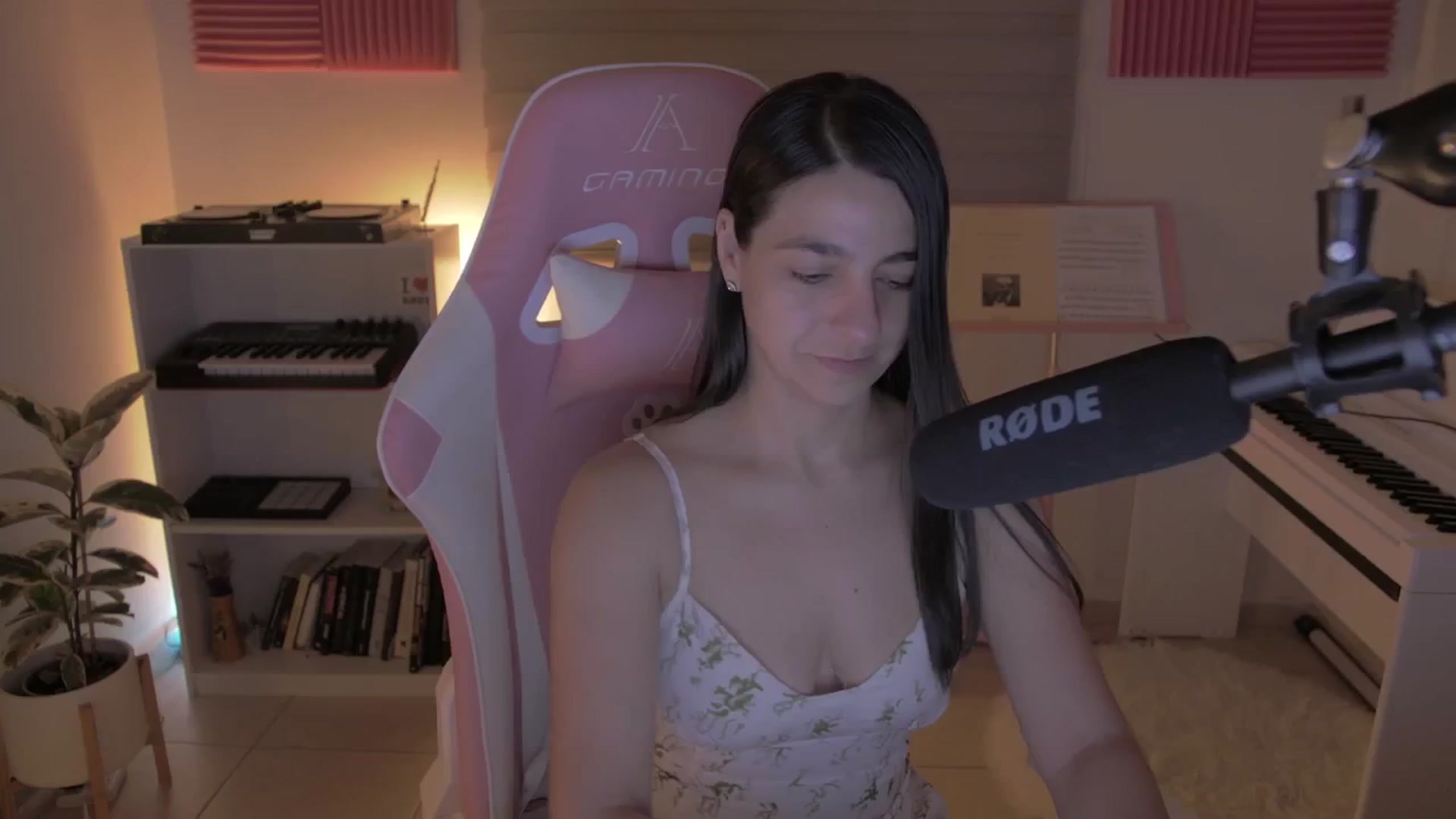 Gallery image thumbnail from anarossanna's myfreecams stream on, 06/09/2024, 03:10 image 6 of 20