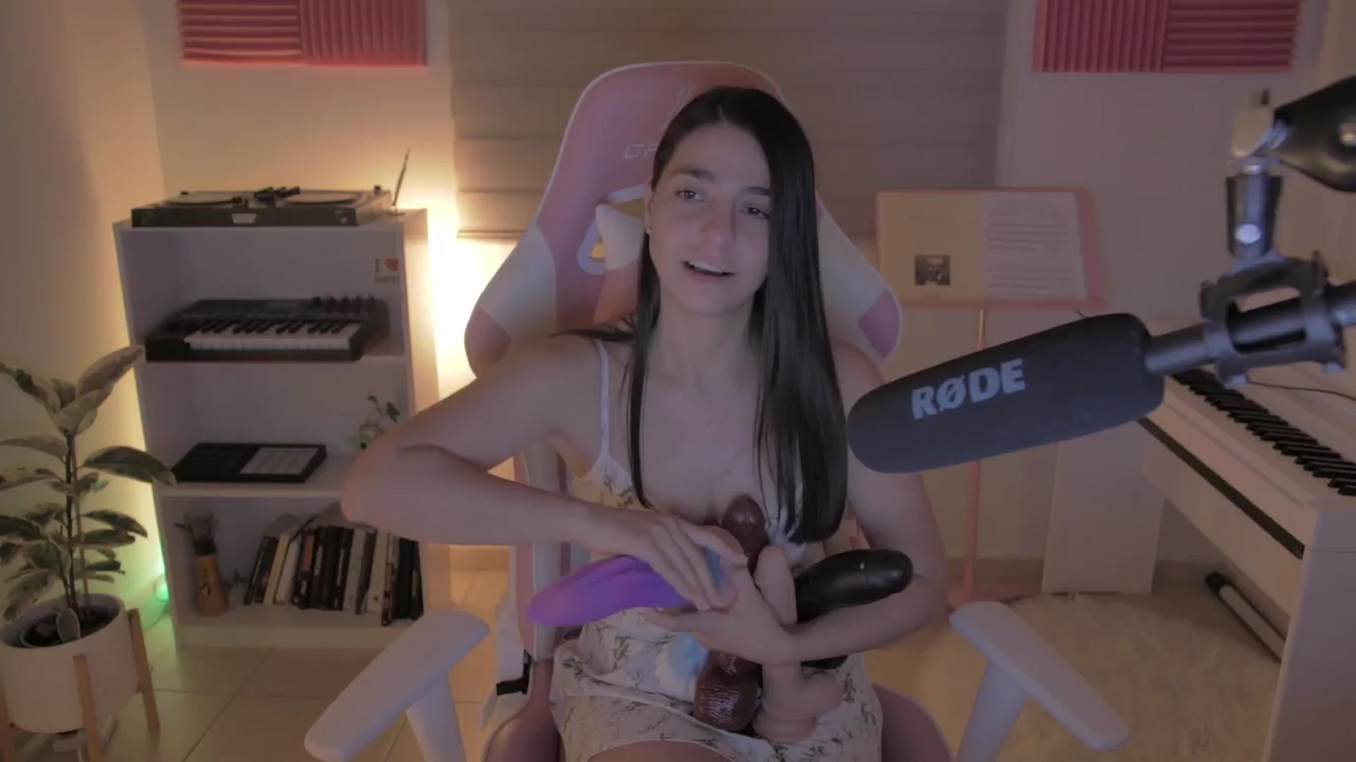 Gallery image thumbnail from anarossanna's myfreecams stream on, 06/09/2024, 03:10 image 7 of 20
