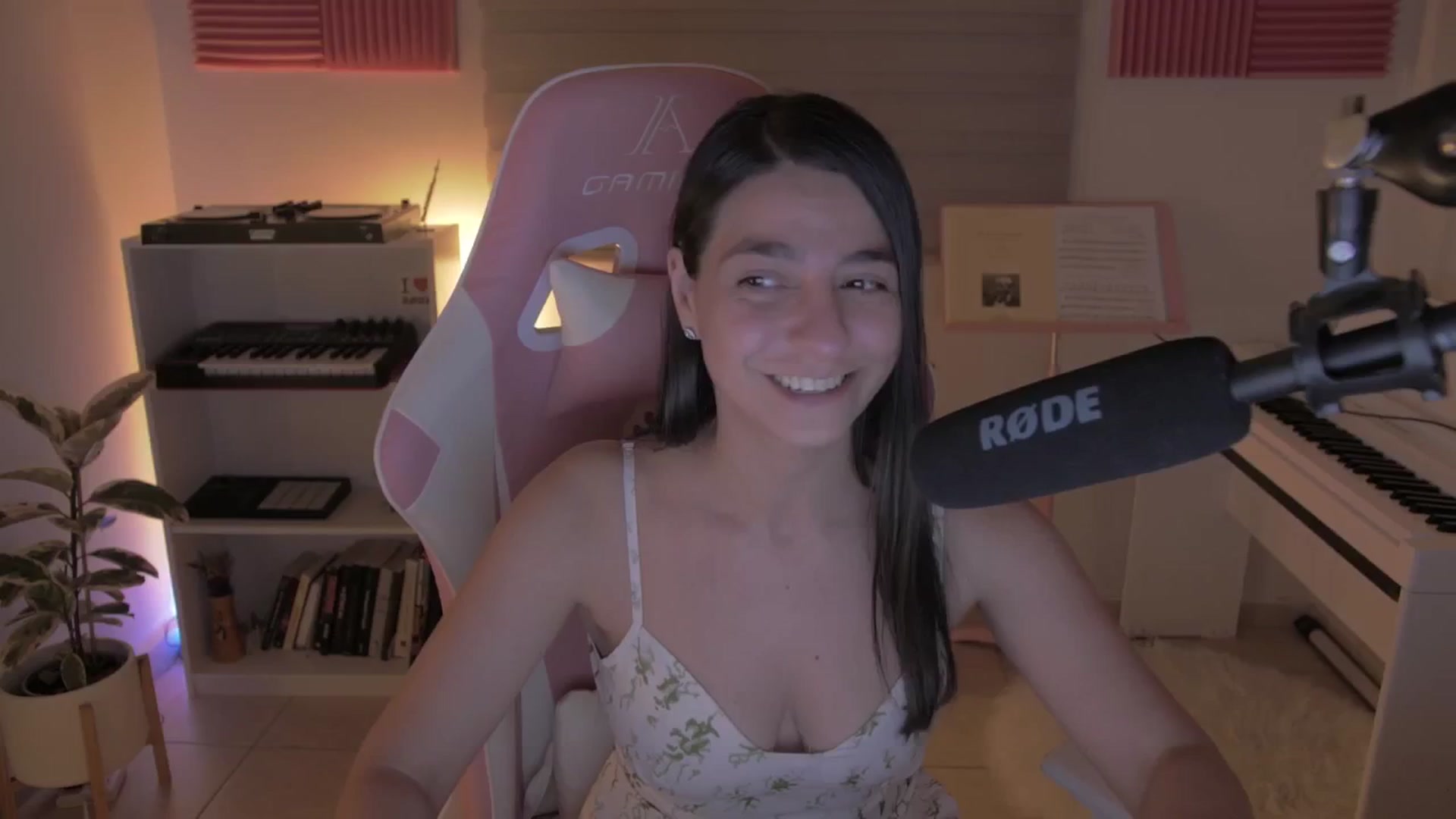 Gallery image thumbnail from anarossanna's myfreecams stream on, 06/09/2024, 03:10 image 5 of 20