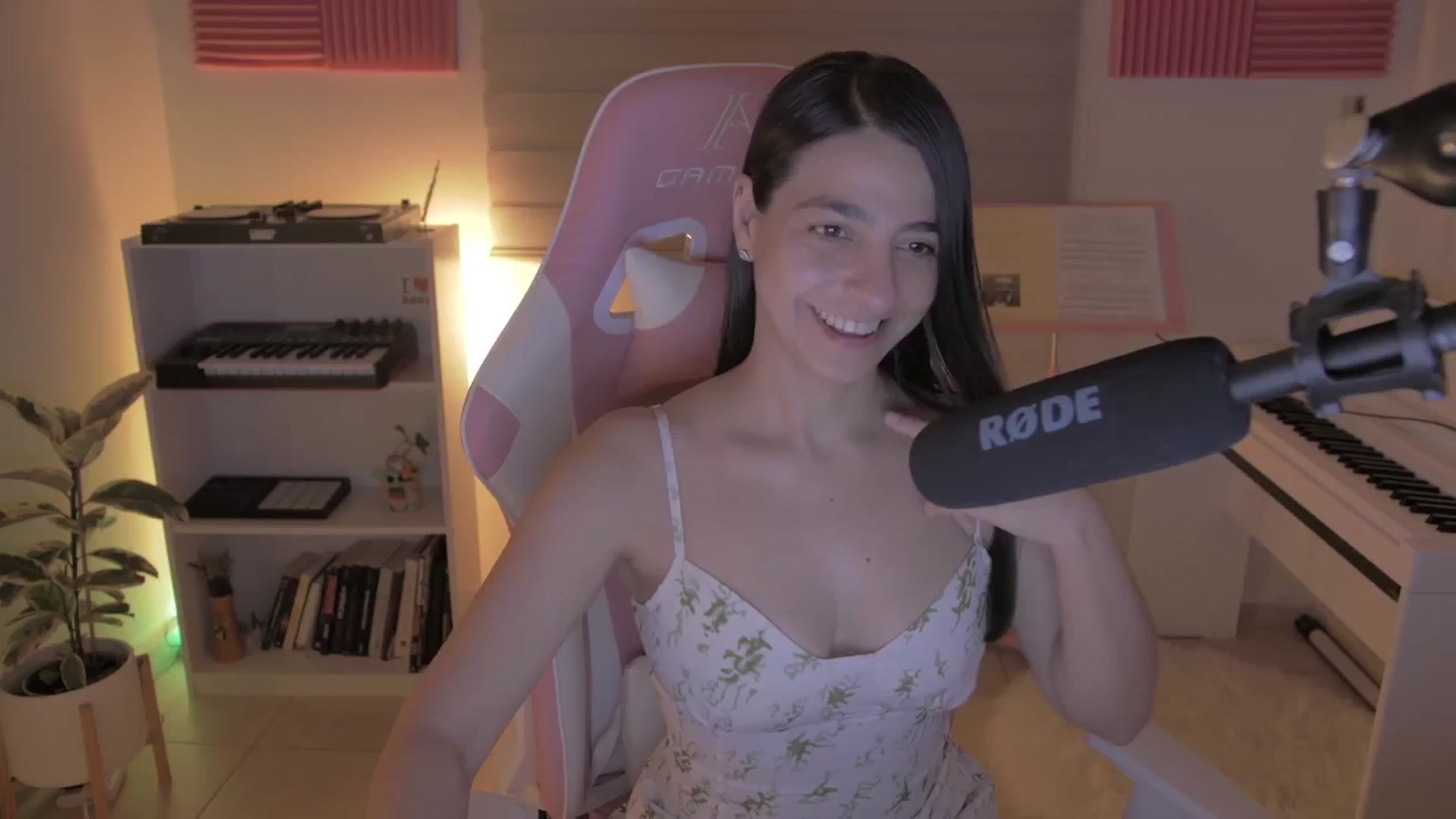 Gallery image thumbnail from anarossanna's myfreecams stream on, 06/09/2024, 03:10 image 8 of 20