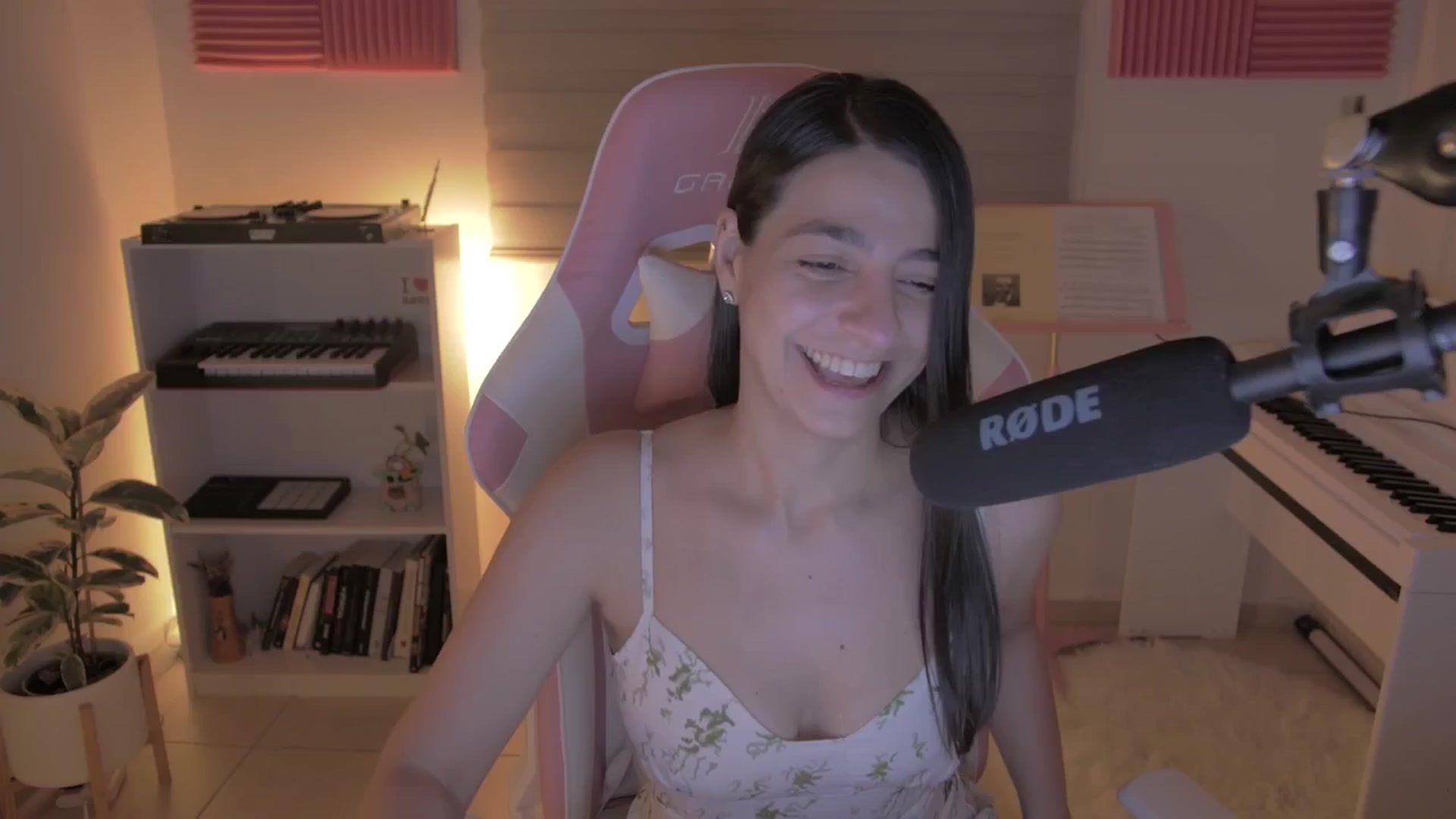 Gallery image thumbnail from anarossanna's myfreecams stream on, 06/09/2024, 03:10 image 11 of 20