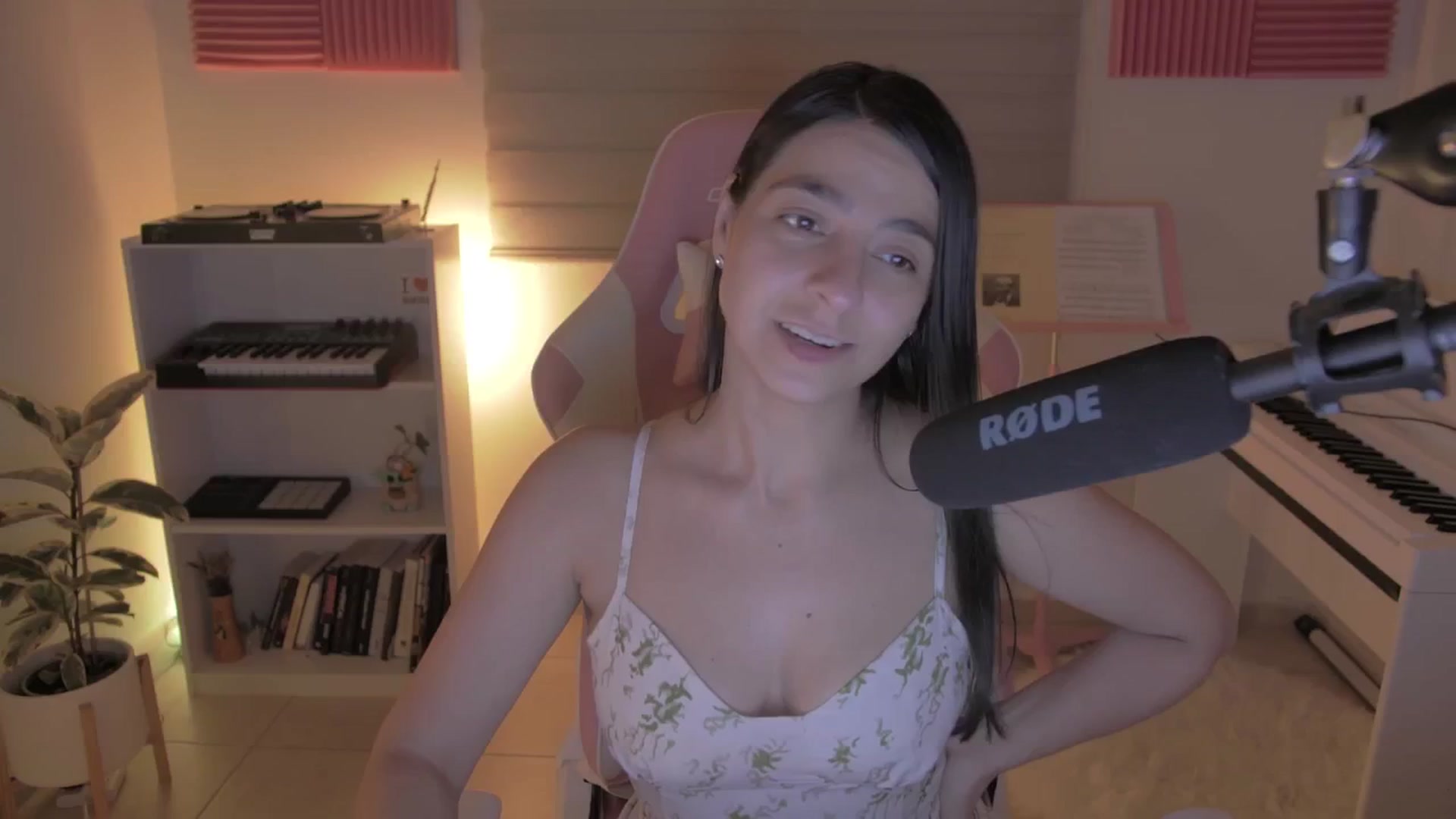 Gallery image thumbnail from anarossanna's myfreecams stream on, 06/09/2024, 04:27 image 2 of 20