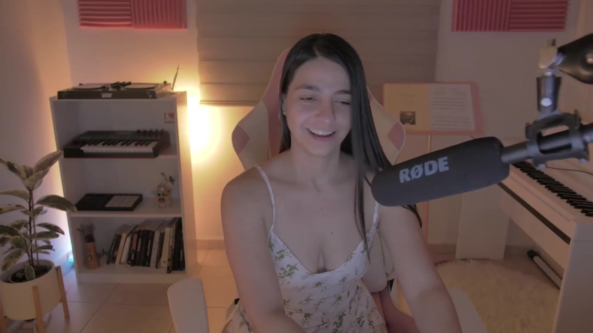 Gallery image thumbnail from anarossanna's myfreecams stream on, 06/09/2024, 04:27 image 11 of 20