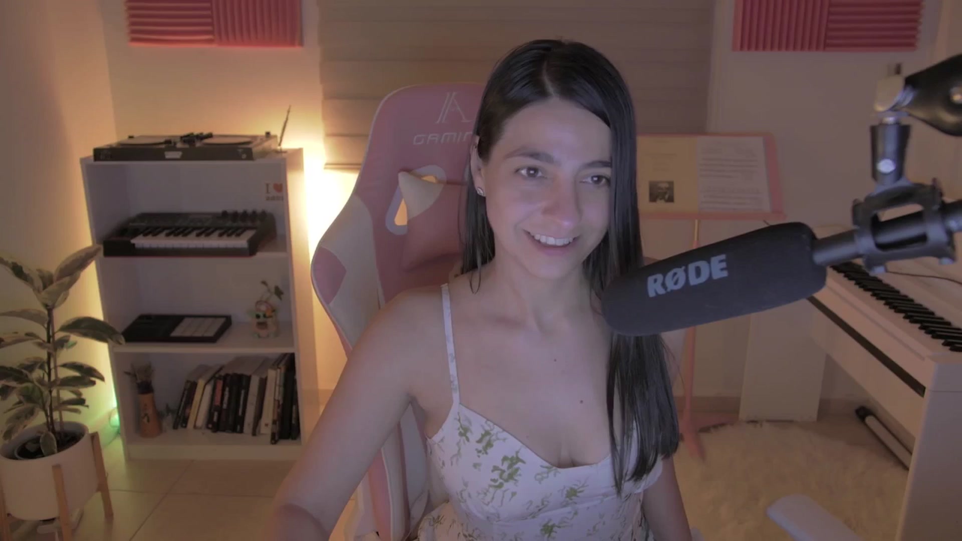 Gallery image thumbnail from anarossanna's myfreecams stream on, 06/09/2024, 04:27 image 1 of 20