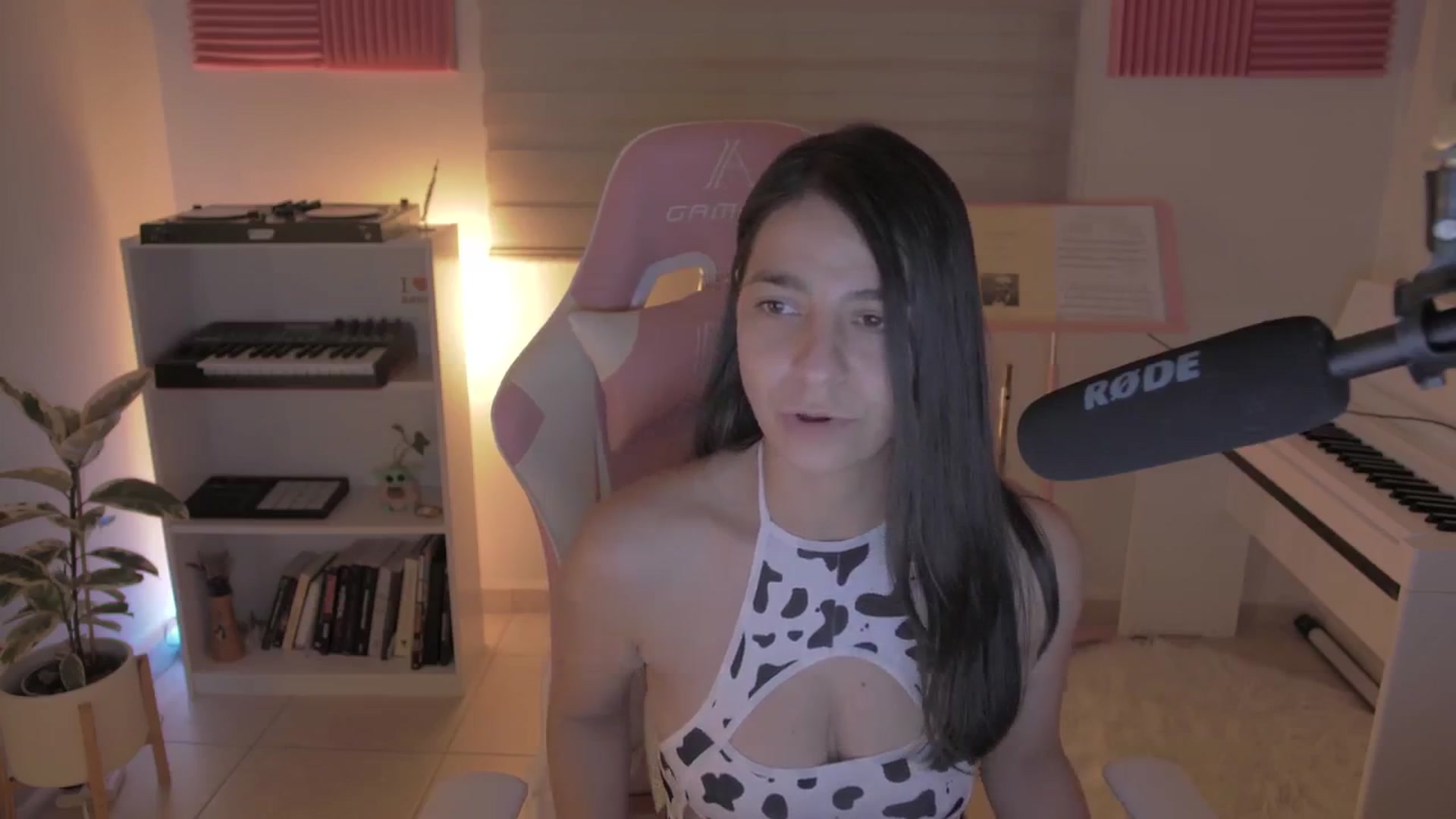 Gallery image thumbnail from anarossanna's myfreecams stream on, 06/11/2024, 04:14 image 15 of 20