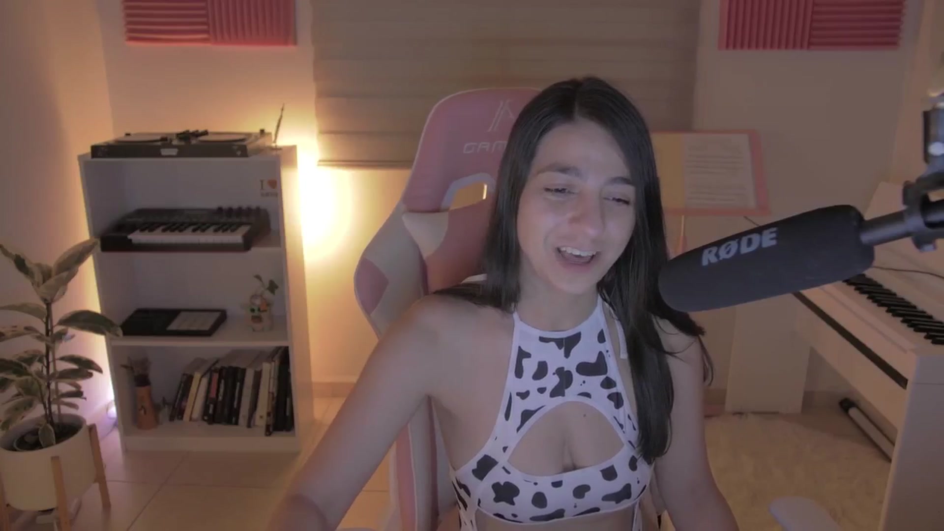 Gallery image thumbnail from anarossanna's myfreecams stream on, 06/11/2024, 04:14 image 13 of 20