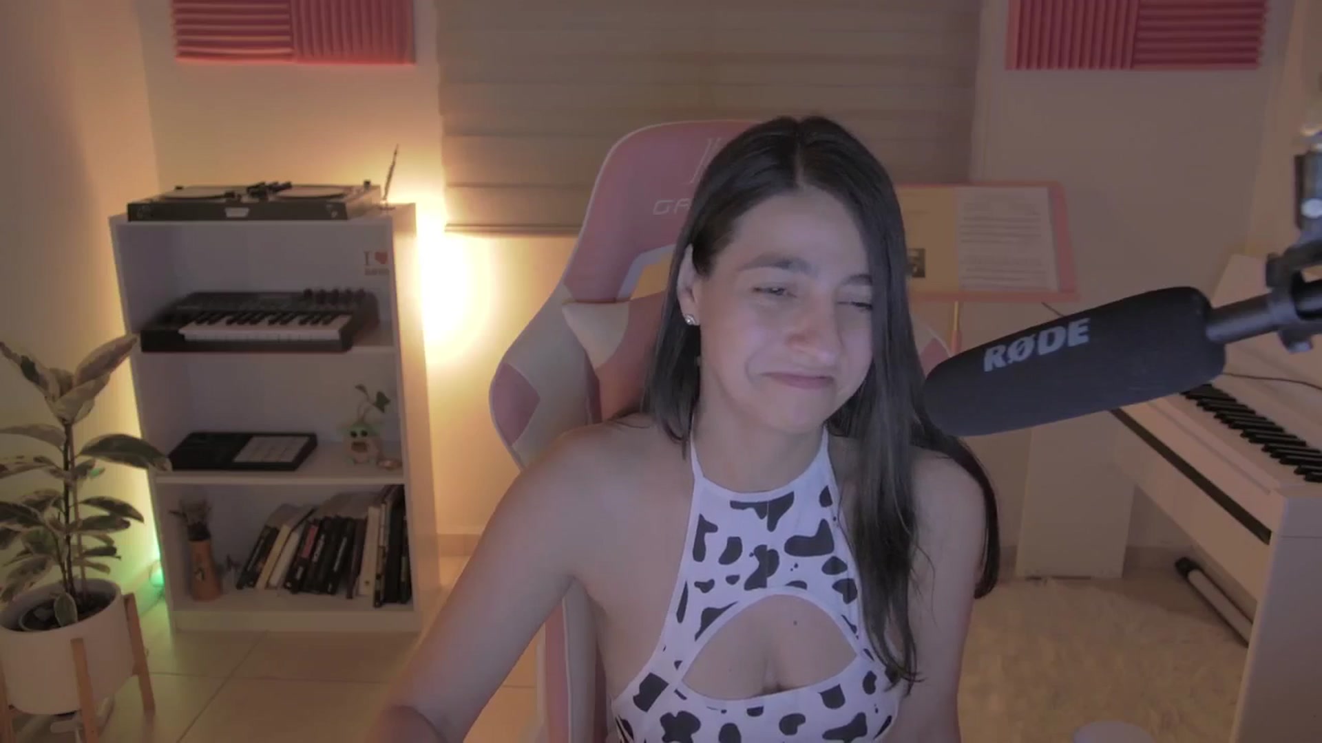 Gallery image thumbnail from anarossanna's myfreecams stream on, 06/11/2024, 04:14 image 19 of 20