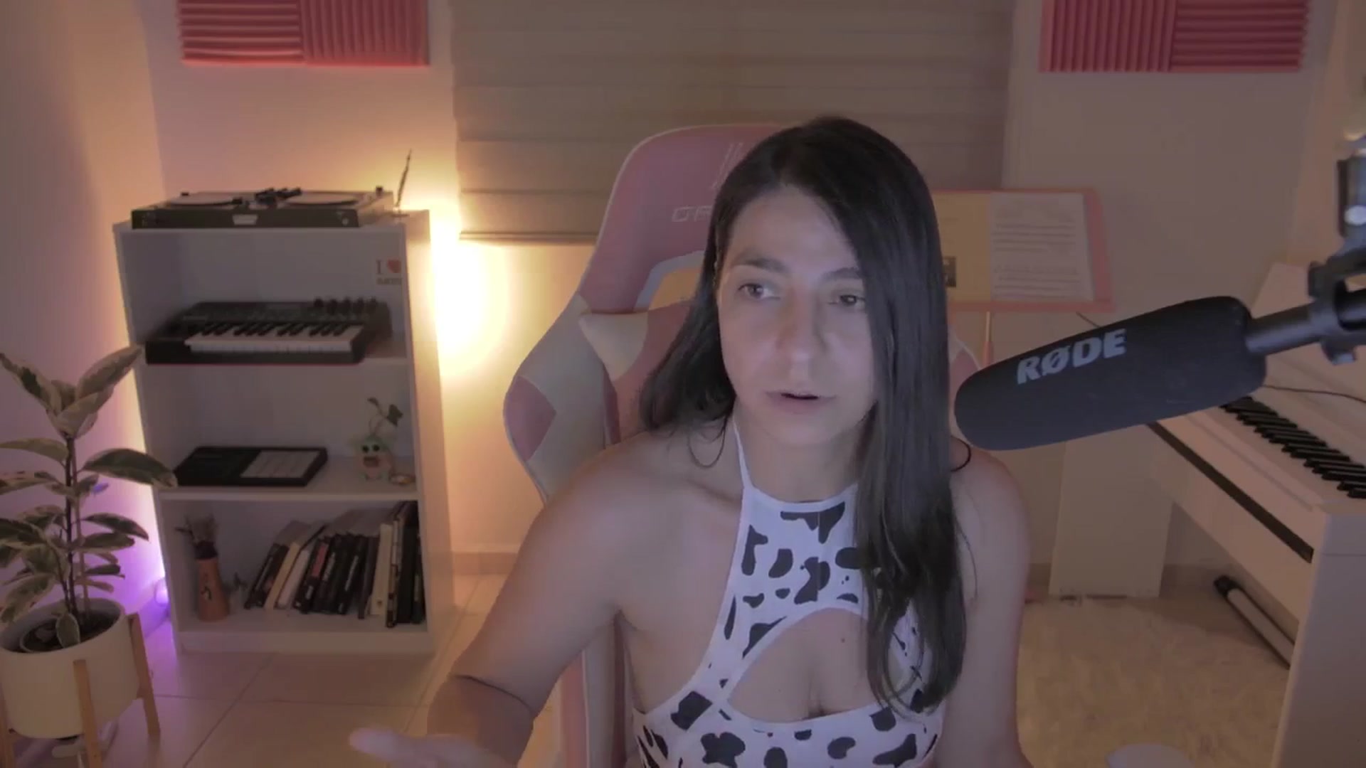 Gallery image thumbnail from anarossanna's myfreecams stream on, 06/11/2024, 04:14 image 18 of 20