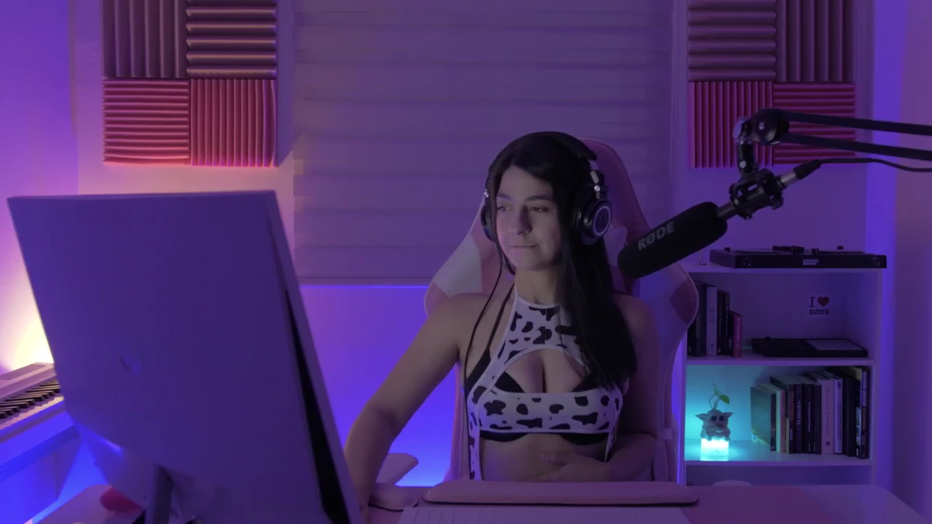Gallery image thumbnail from anarossanna's myfreecams stream on, 06/24/2024, 07:08 image 5 of 20