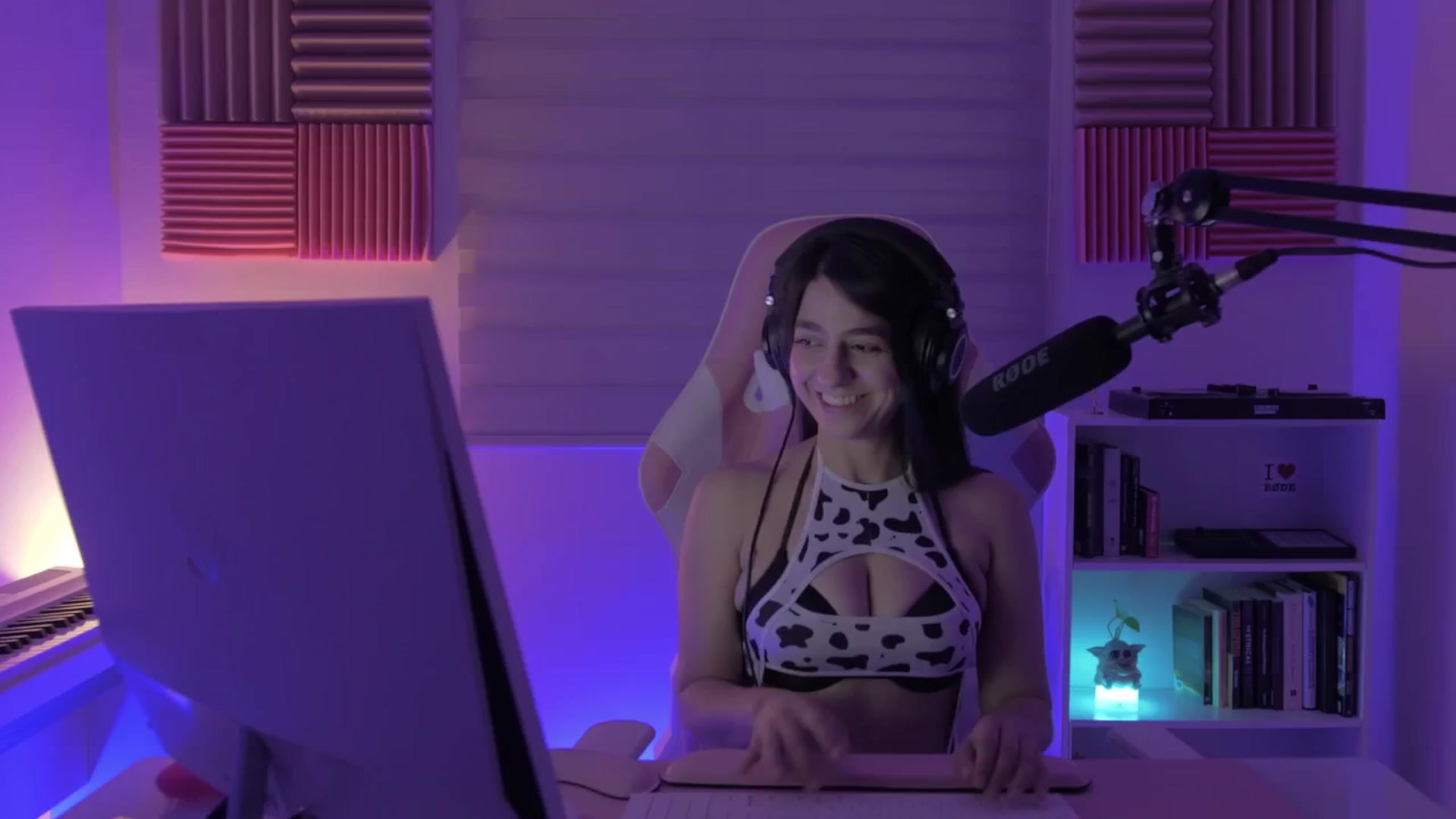 Gallery image thumbnail from anarossanna's myfreecams stream on, 06/24/2024, 07:08 image 11 of 20