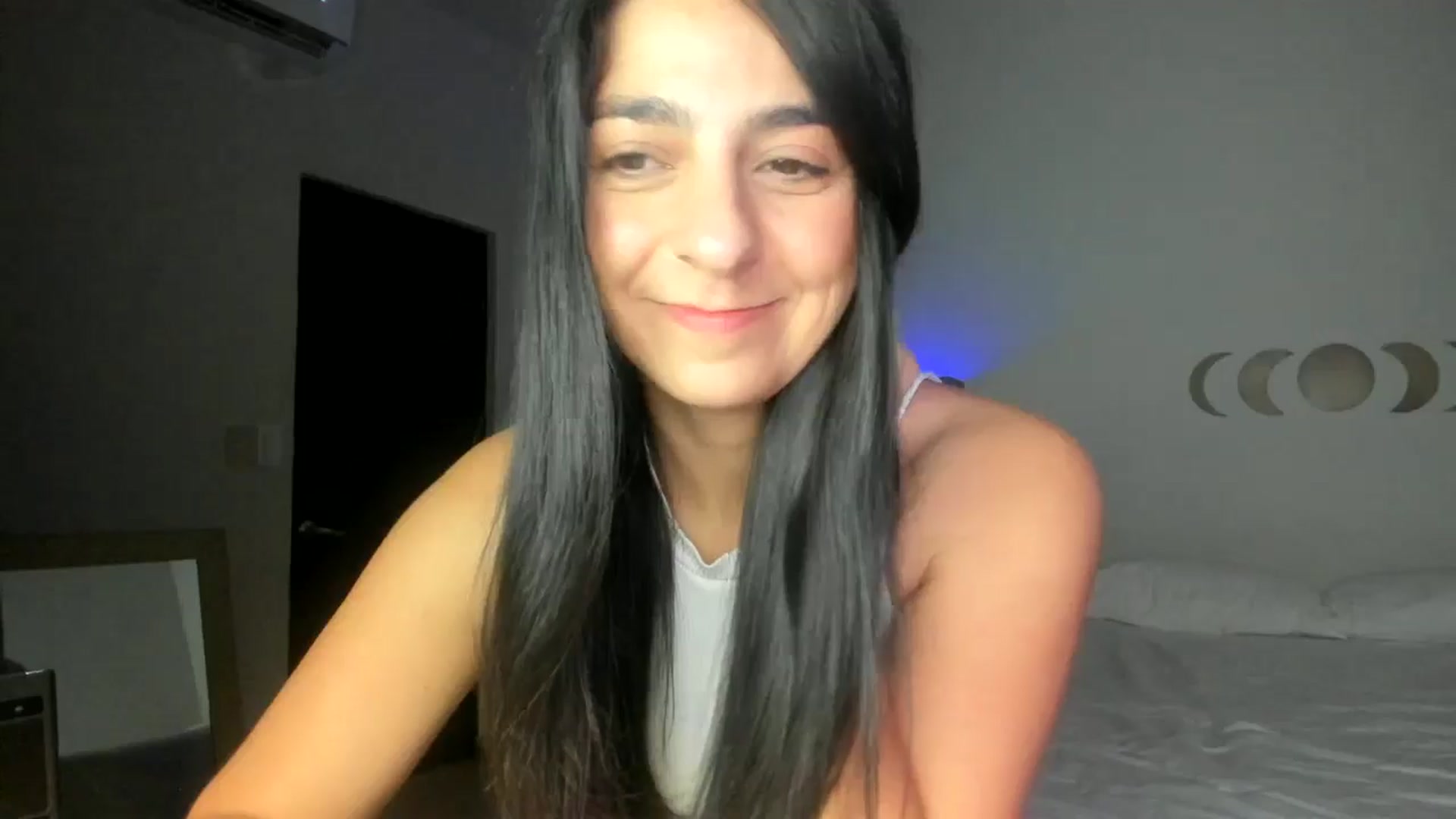 Gallery image thumbnail from anarossanna's myfreecams stream on, 08/18/2024, 04:24 image 6 of 20