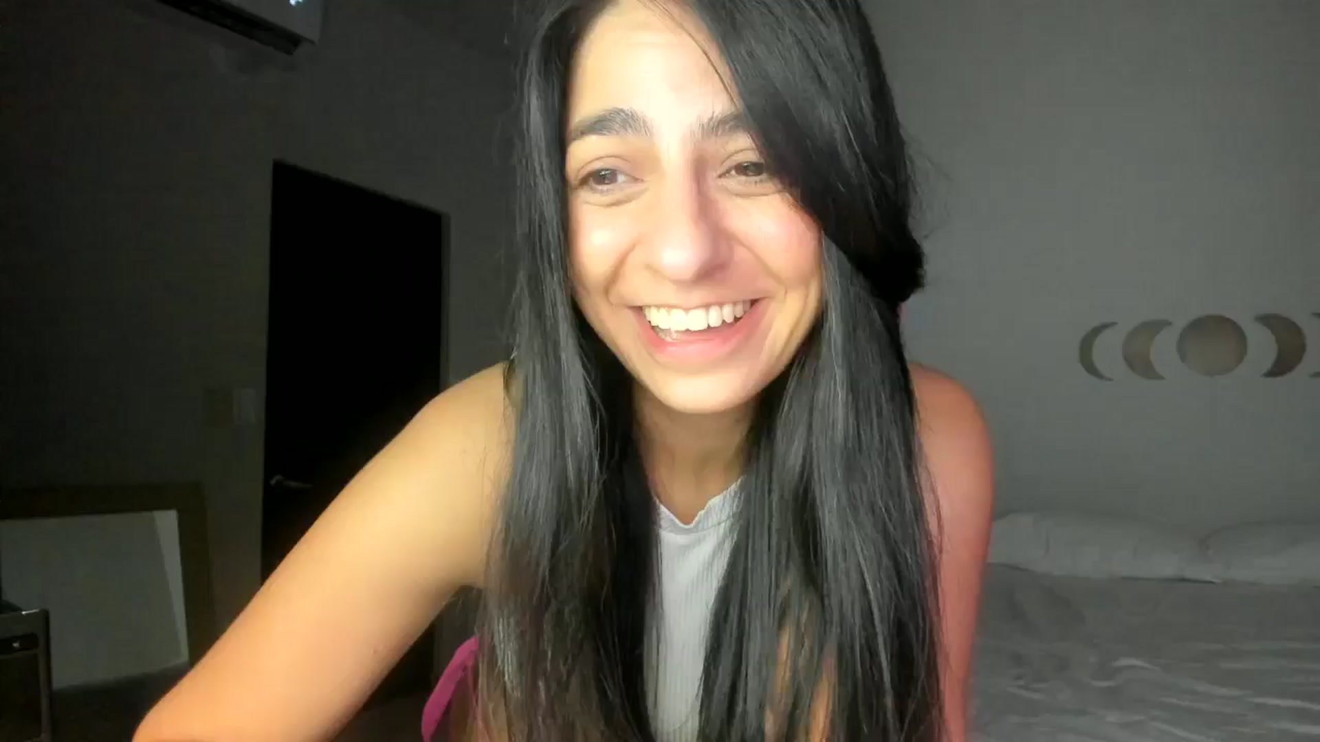 Gallery image thumbnail from anarossanna's myfreecams stream on, 08/18/2024, 04:24 image 9 of 20