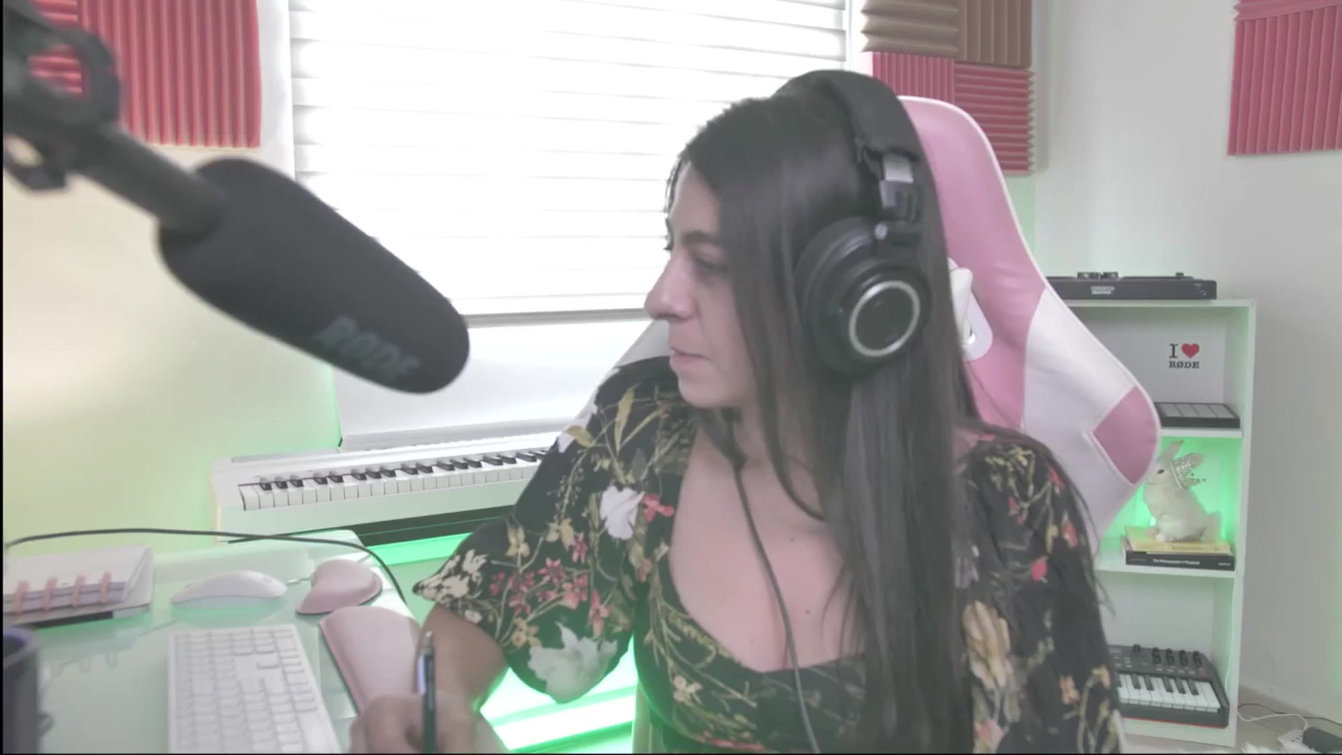 Gallery image thumbnail from anarossanna's myfreecams stream on, 08/31/2024, 20:40 image 19 of 20