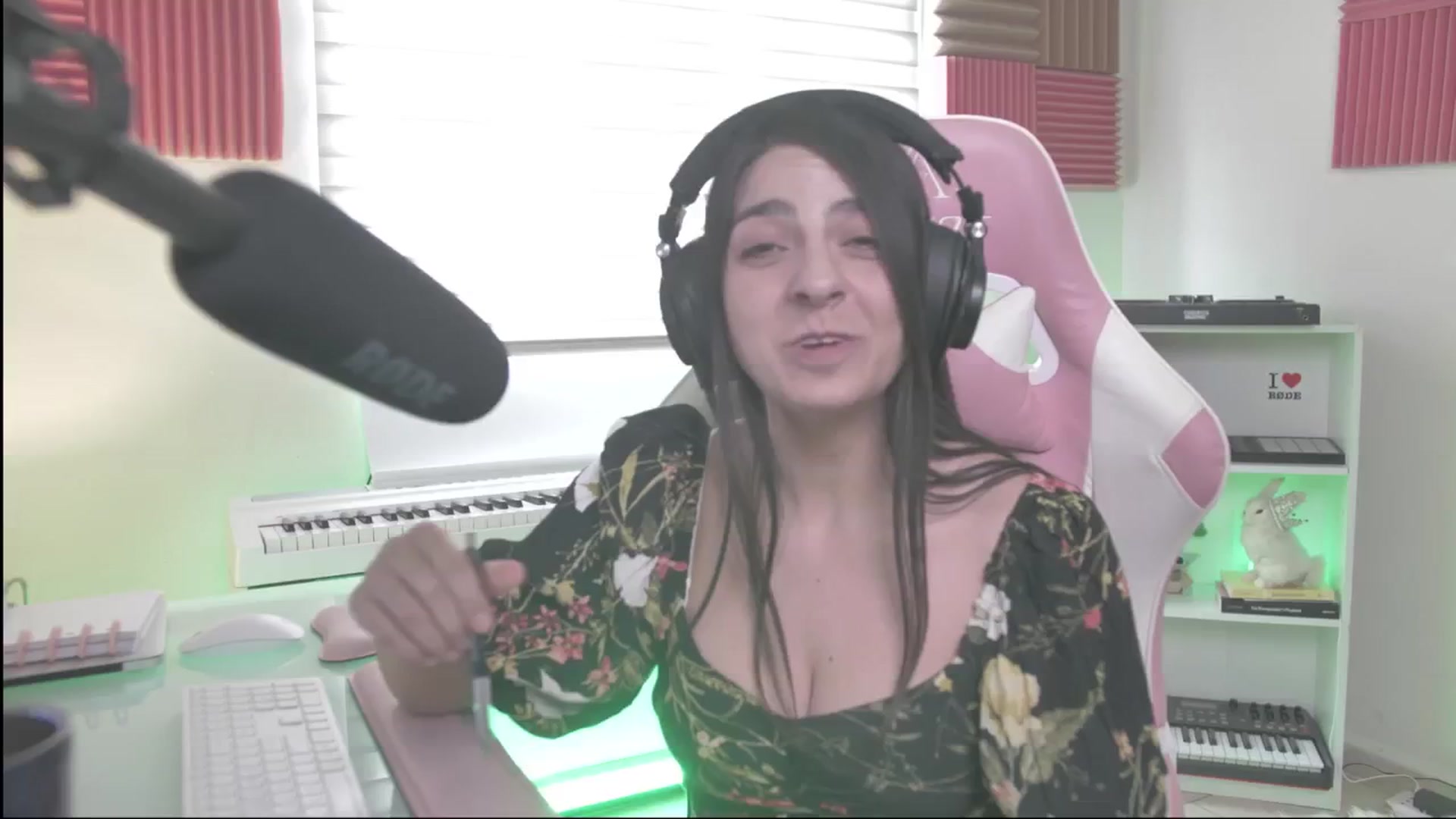 Gallery image thumbnail from anarossanna's myfreecams stream on, 08/31/2024, 20:40 image 15 of 20