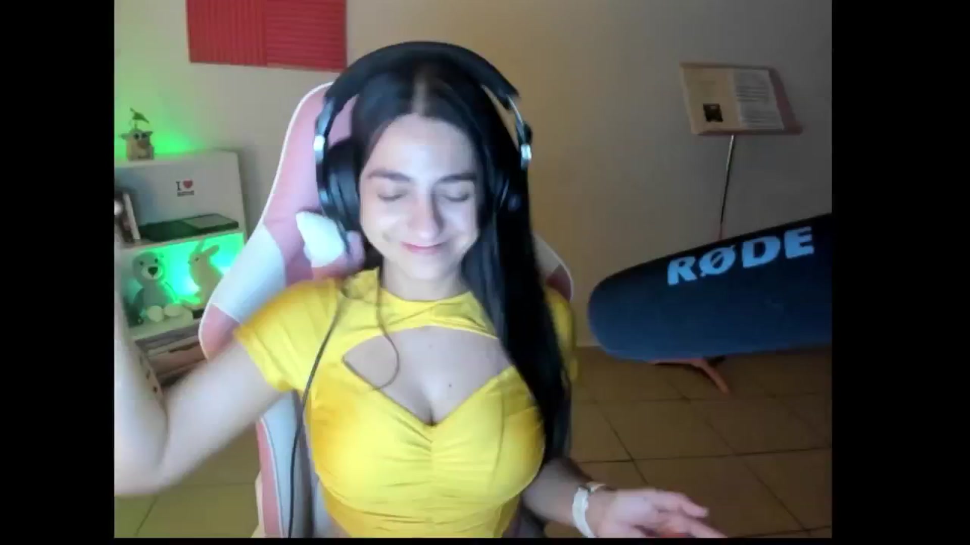 Gallery image thumbnail from anarossanna's myfreecams stream on, 09/09/2024, 04:49 image 5 of 20