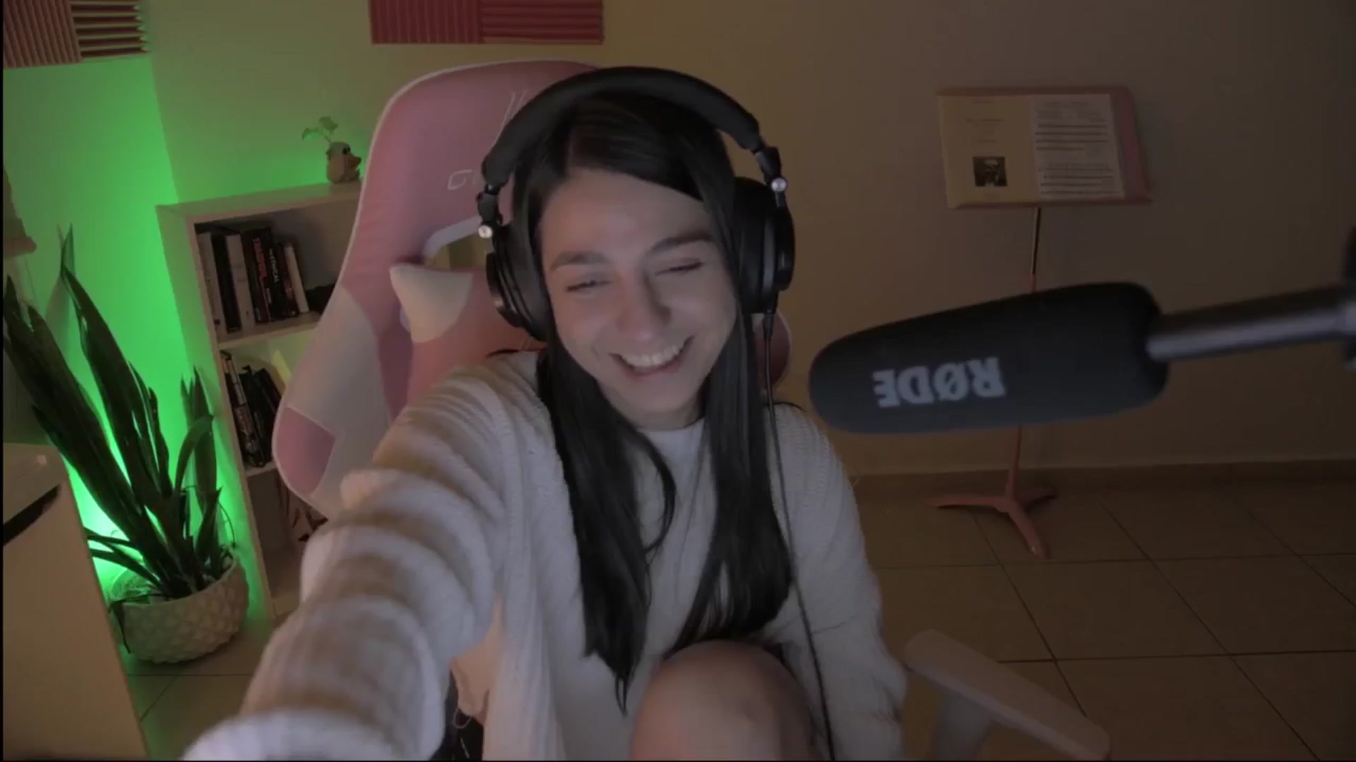 Gallery image thumbnail from anarossanna's myfreecams stream on, 09/23/2024, 05:56 image 9 of 20