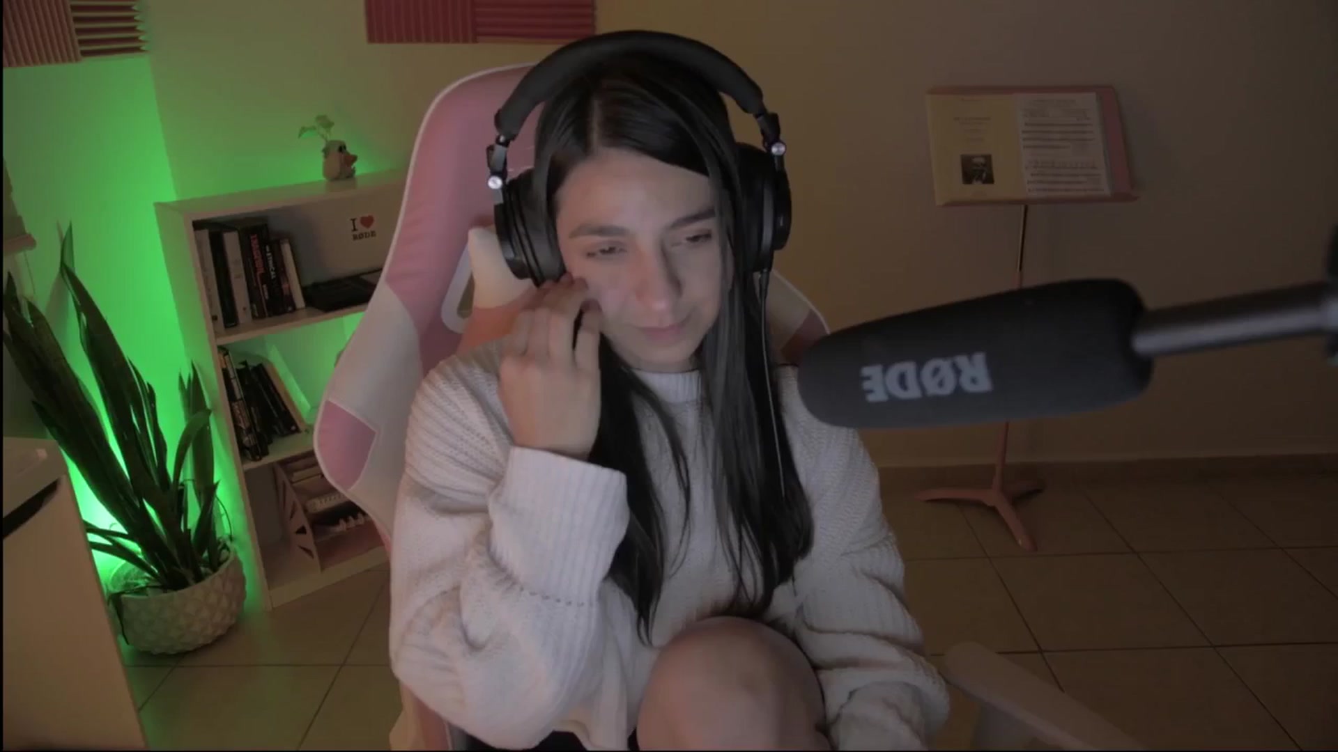 Gallery image thumbnail from anarossanna's myfreecams stream on, 09/23/2024, 05:56 image 10 of 20