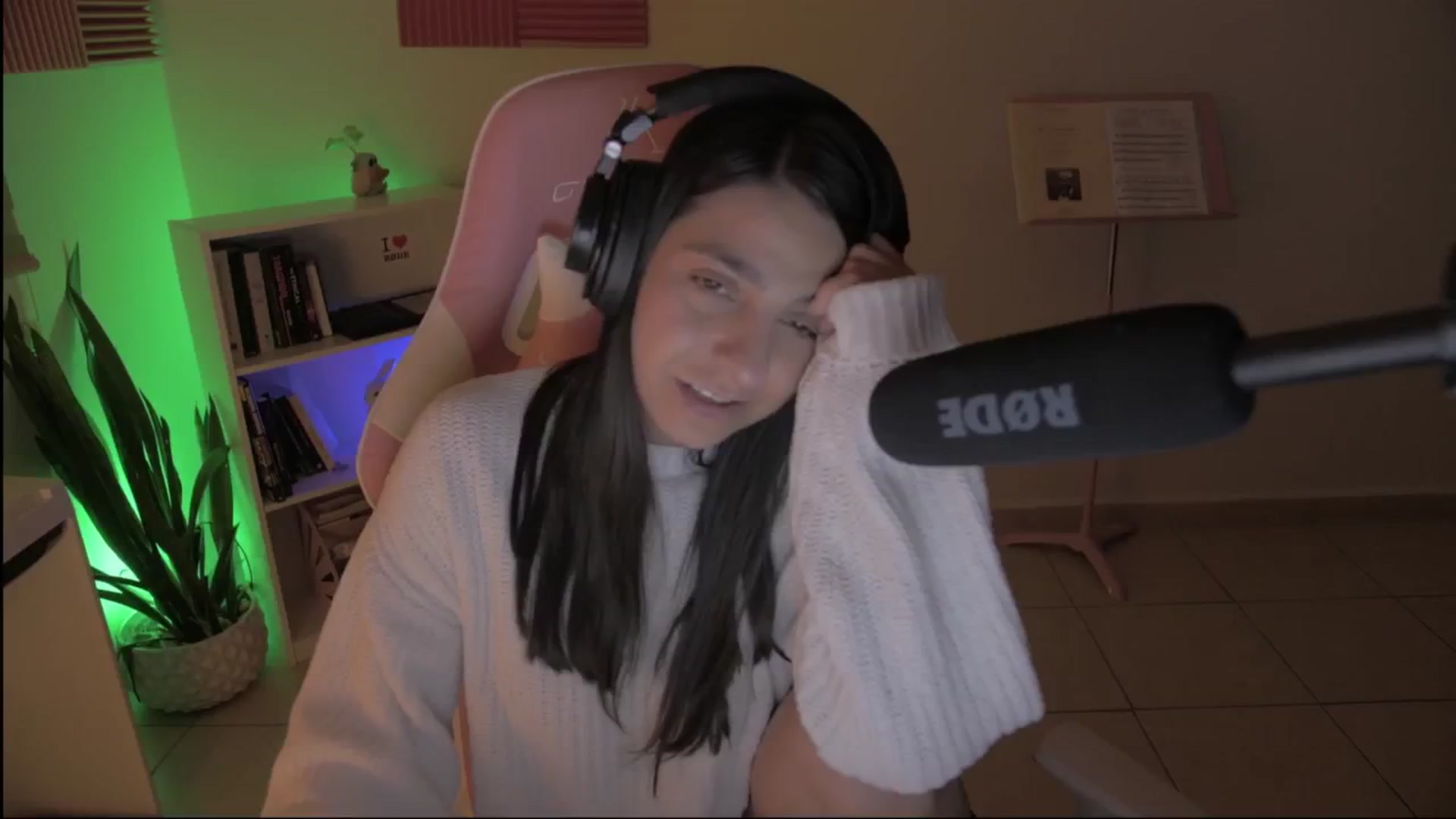 Gallery image thumbnail from anarossanna's myfreecams stream on, 09/23/2024, 05:56 image 12 of 20