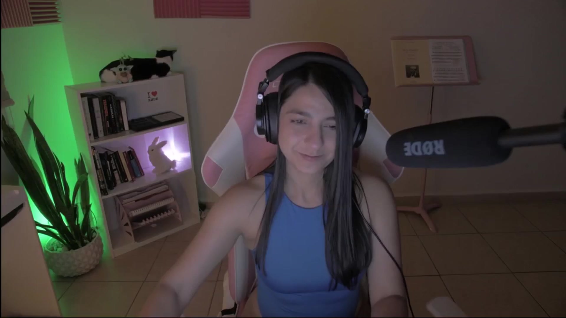 Gallery image thumbnail from anarossanna's myfreecams stream on, 09/25/2024, 04:08 image 14 of 20