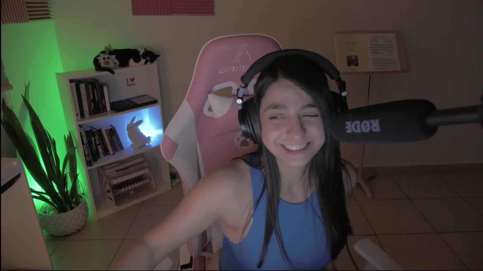 Gallery image thumbnail from anarossanna's myfreecams stream on, 09/25/2024, 04:08 image 8 of 20