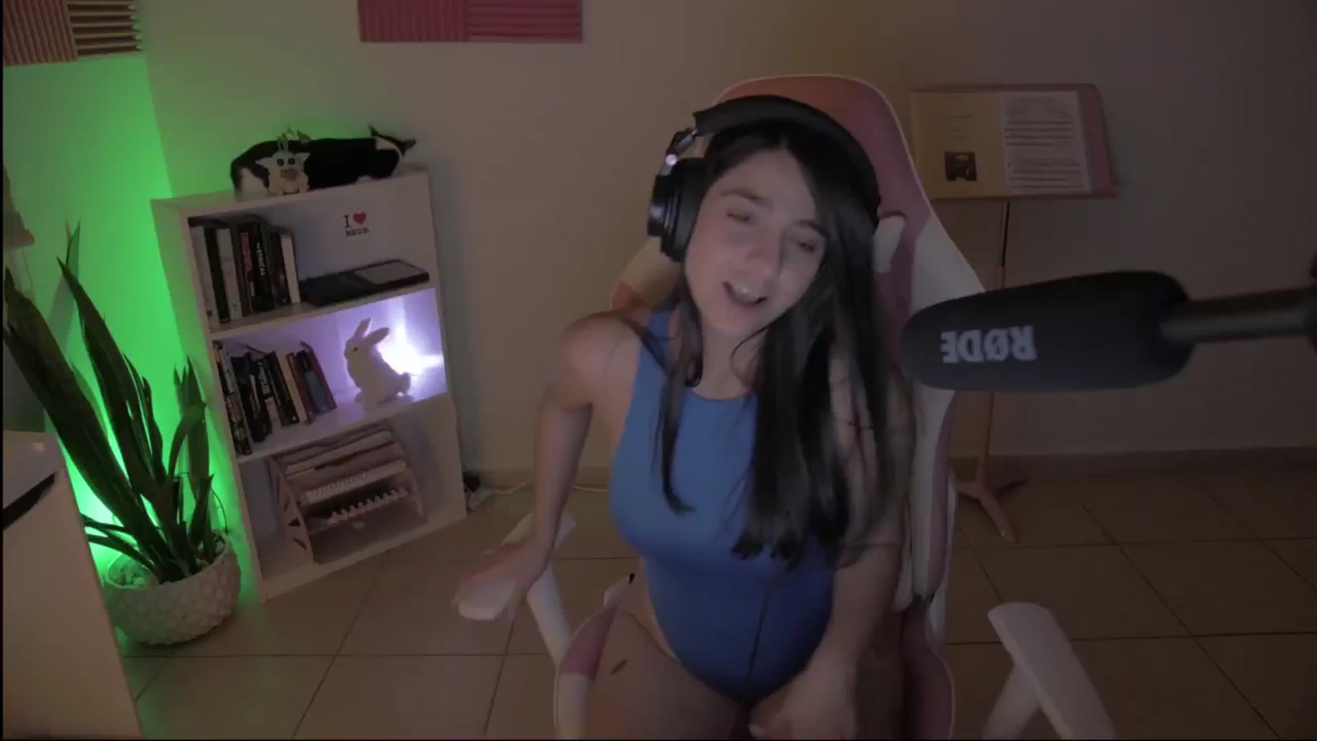 Gallery image thumbnail from anarossanna's myfreecams stream on, 09/25/2024, 04:08 image 17 of 20